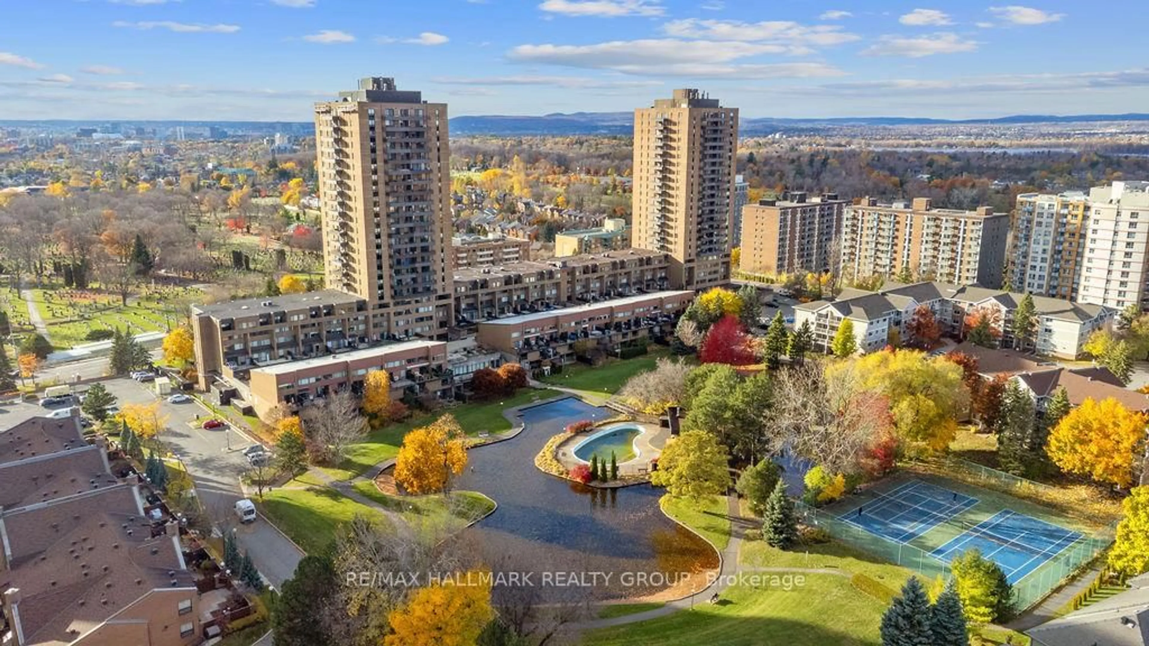 A pic from outside/outdoor area/front of a property/back of a property/a pic from drone, city buildings view from balcony for 505 St Laurent Blvd #350, Ottawa Ontario K1K 3X4