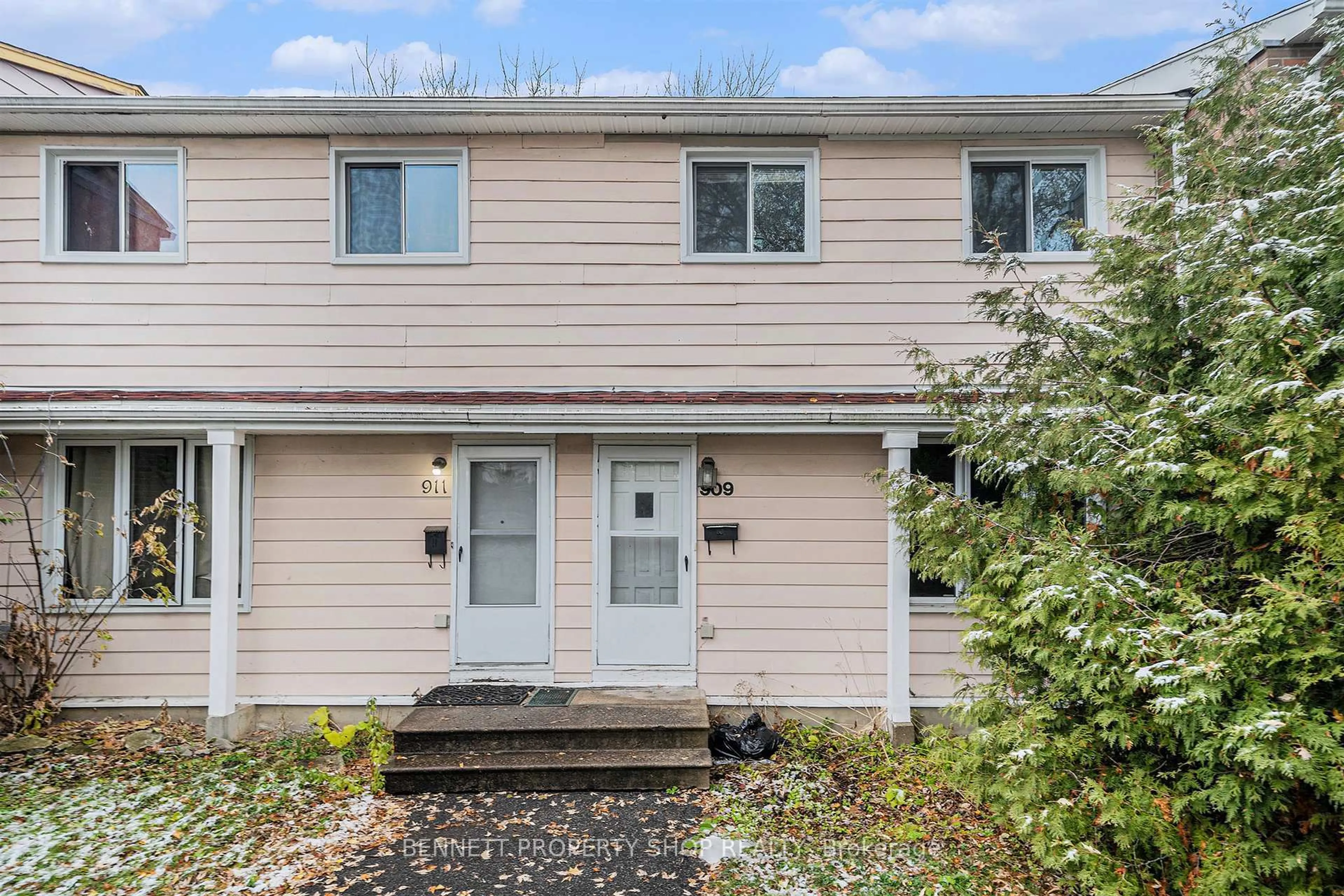 Home with vinyl exterior material, street for 909 Greenbriar Ave, Ottawa Ontario K2C 0J8