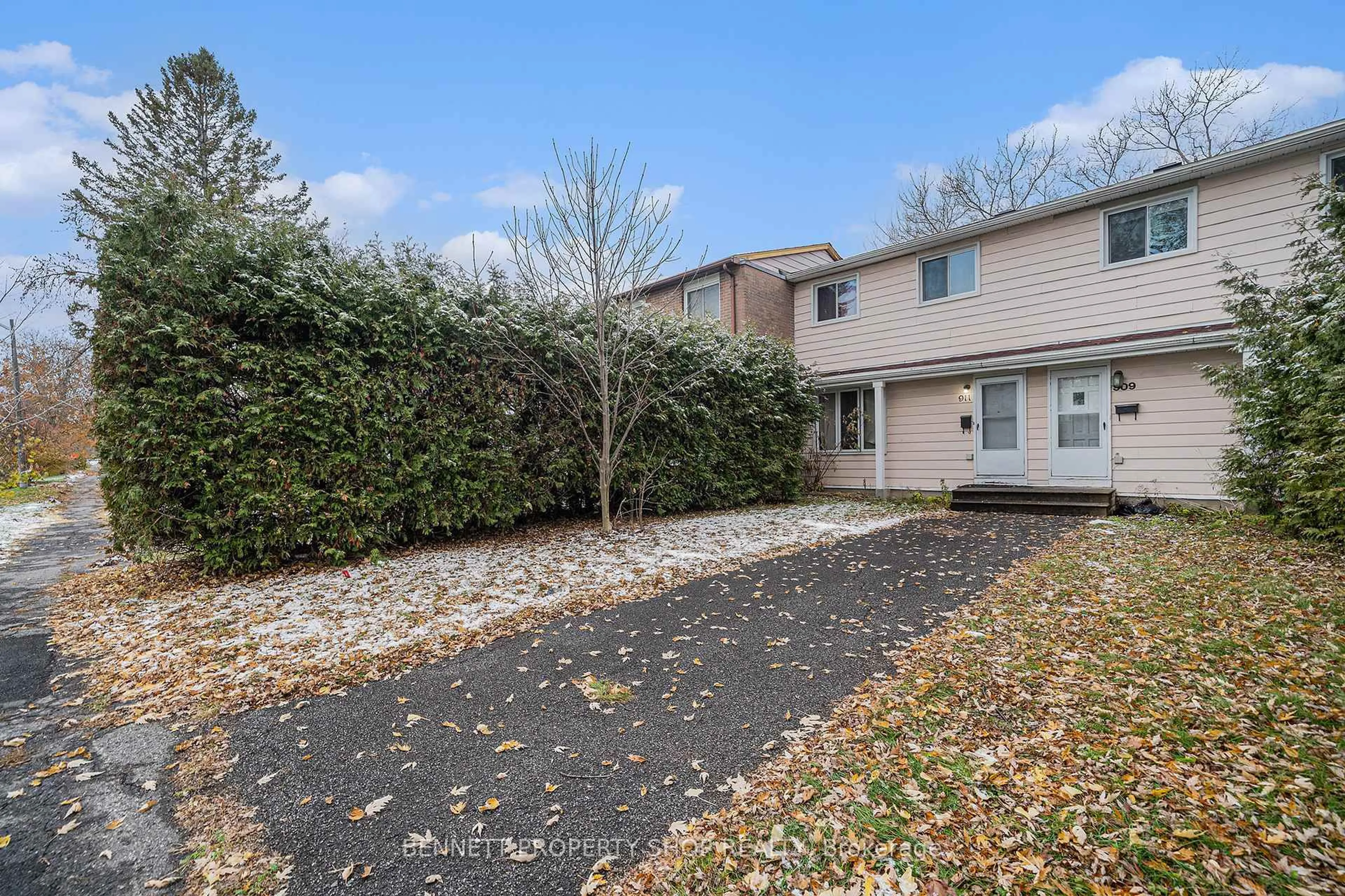 Patio, street for 909 Greenbriar Ave, Ottawa Ontario K2C 0J8