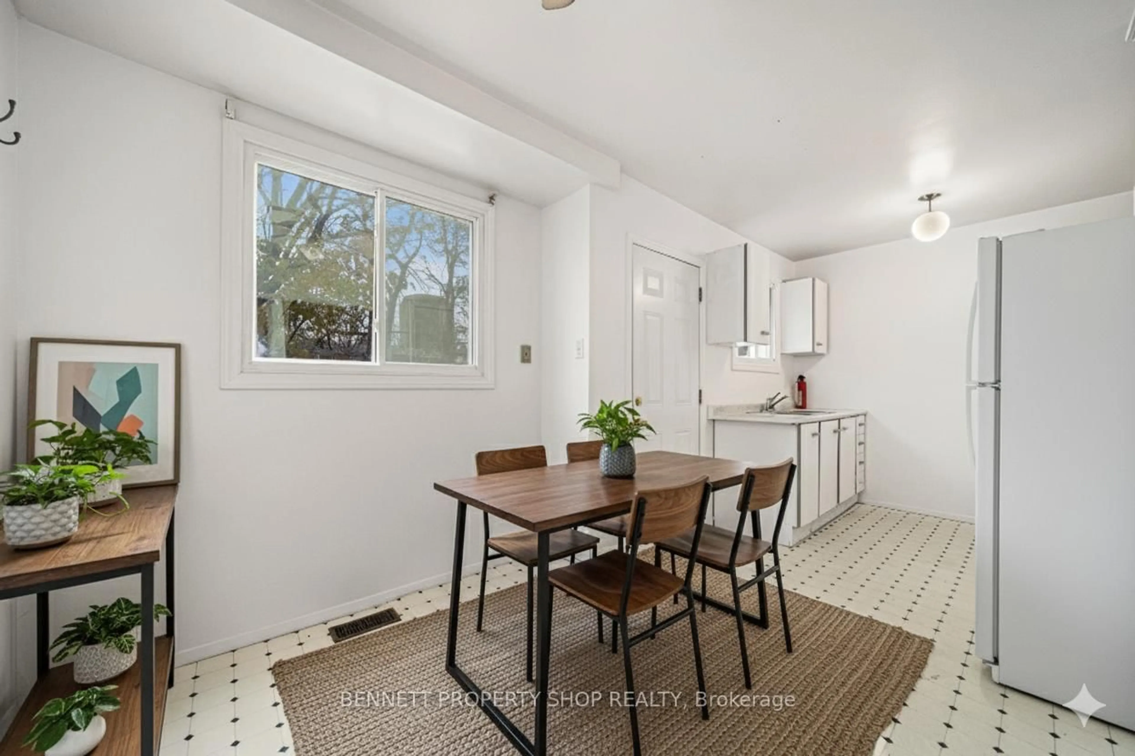 Unknown for 909 Greenbriar Ave, Ottawa Ontario K2C 0J8