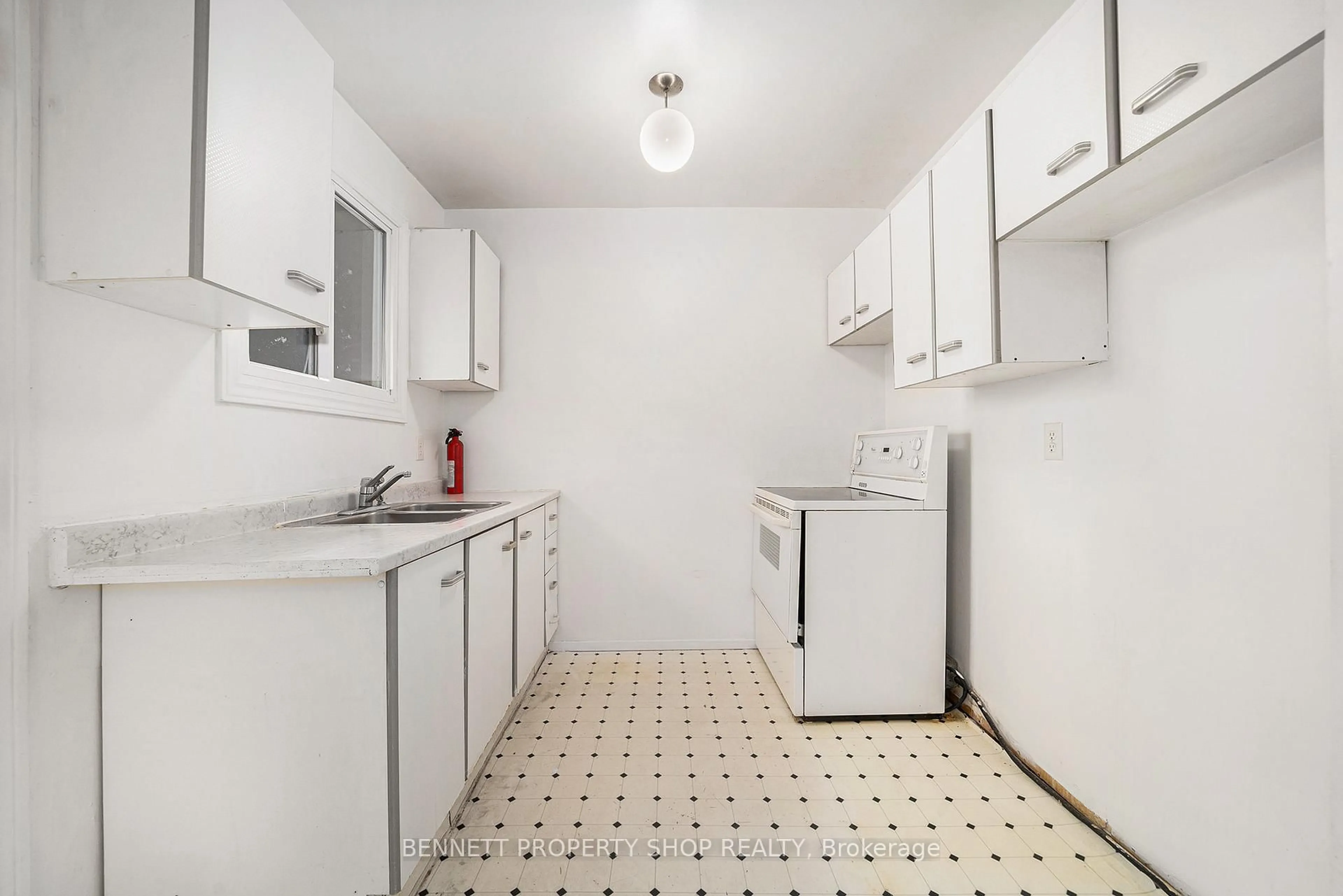 Standard kitchen, unknown for 909 Greenbriar Ave, Ottawa Ontario K2C 0J8
