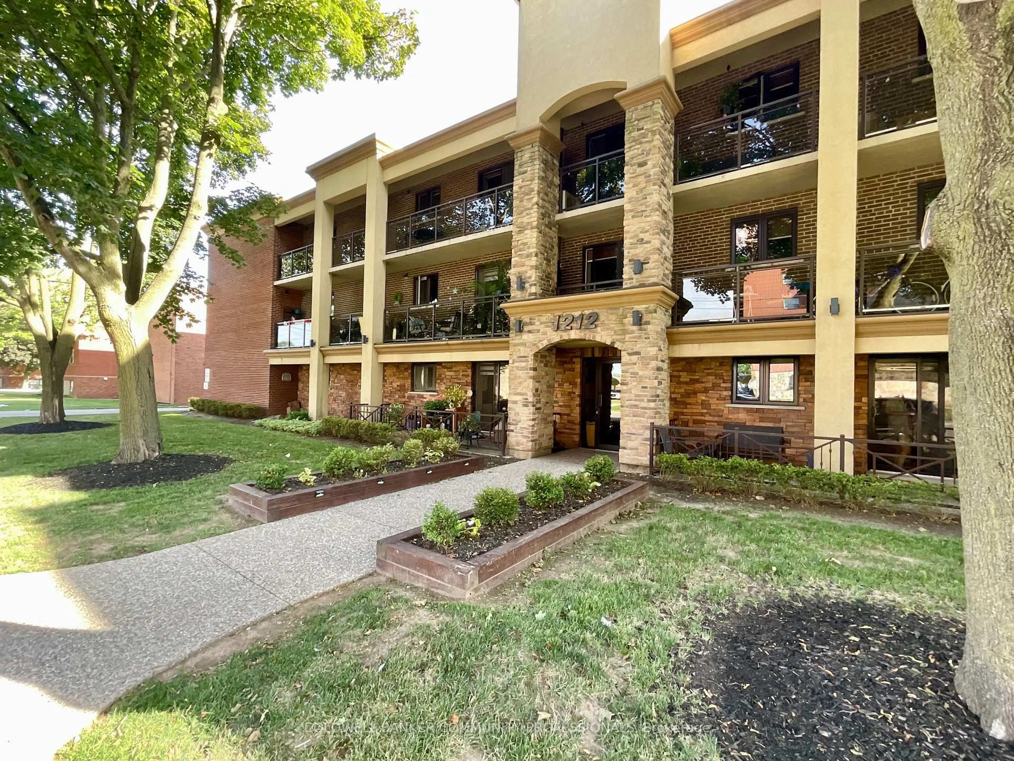 Patio, building for 1212 Fennell Ave #108, Hamilton Ontario L8T 1T2