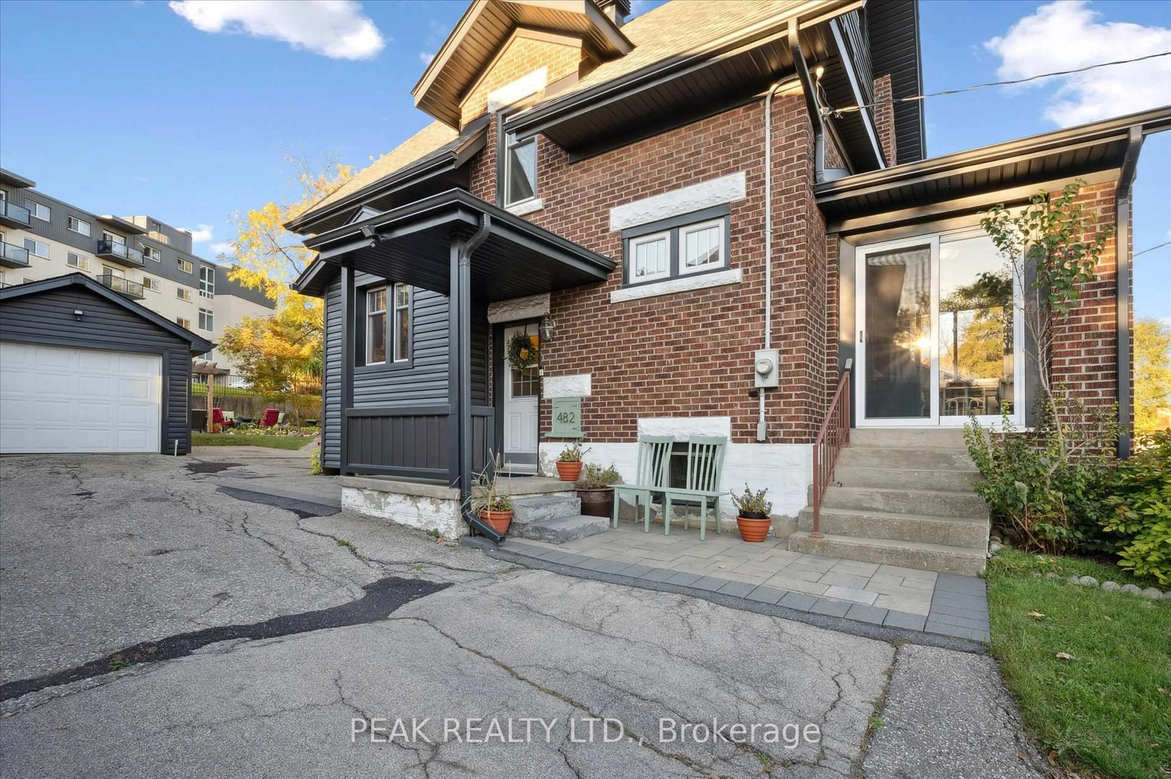 Home with brick exterior material, street for 482 Wellington St, Kitchener Ontario N2H 5L5