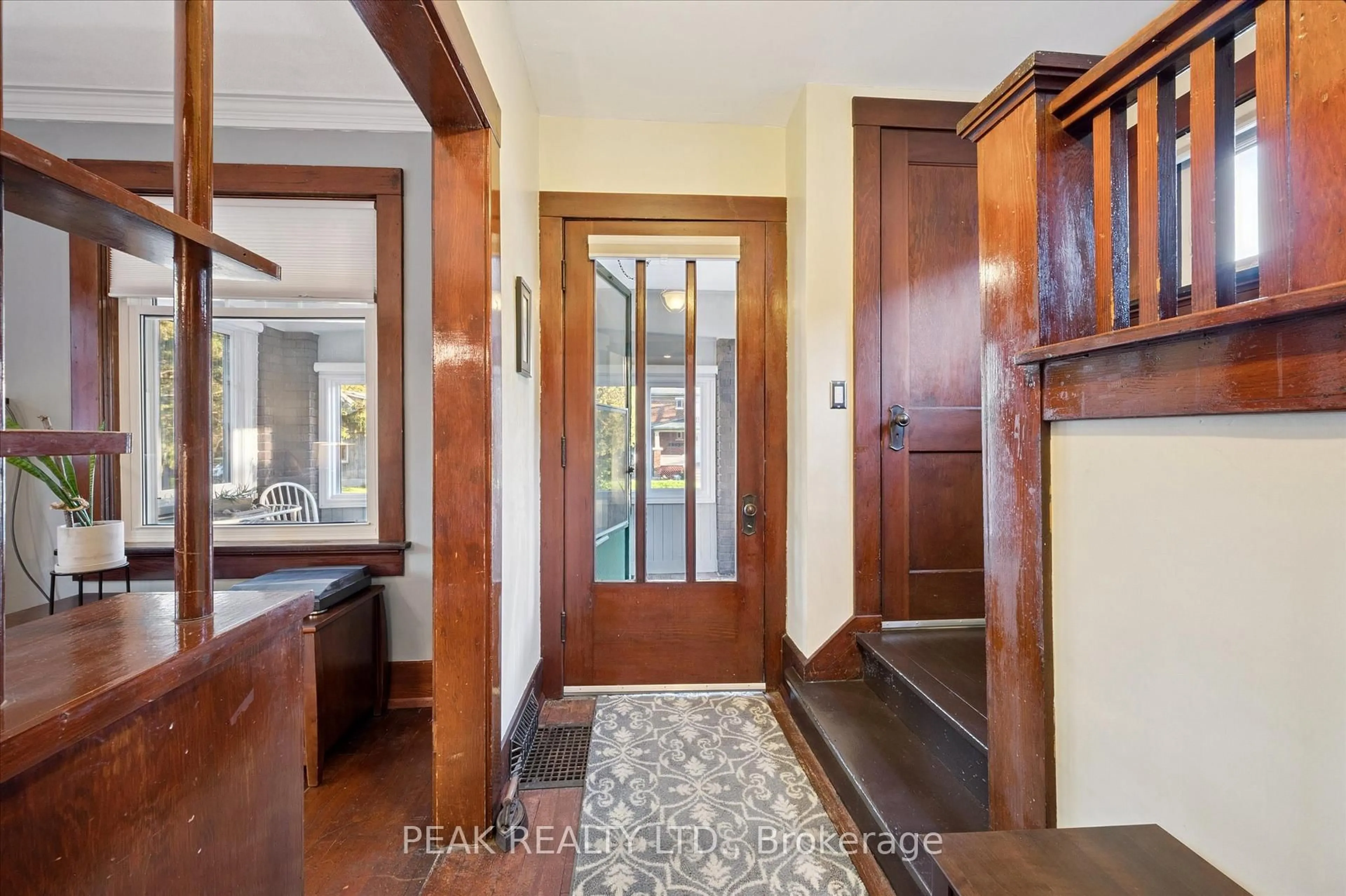 Indoor entryway for 482 Wellington St, Kitchener Ontario N2H 5L5