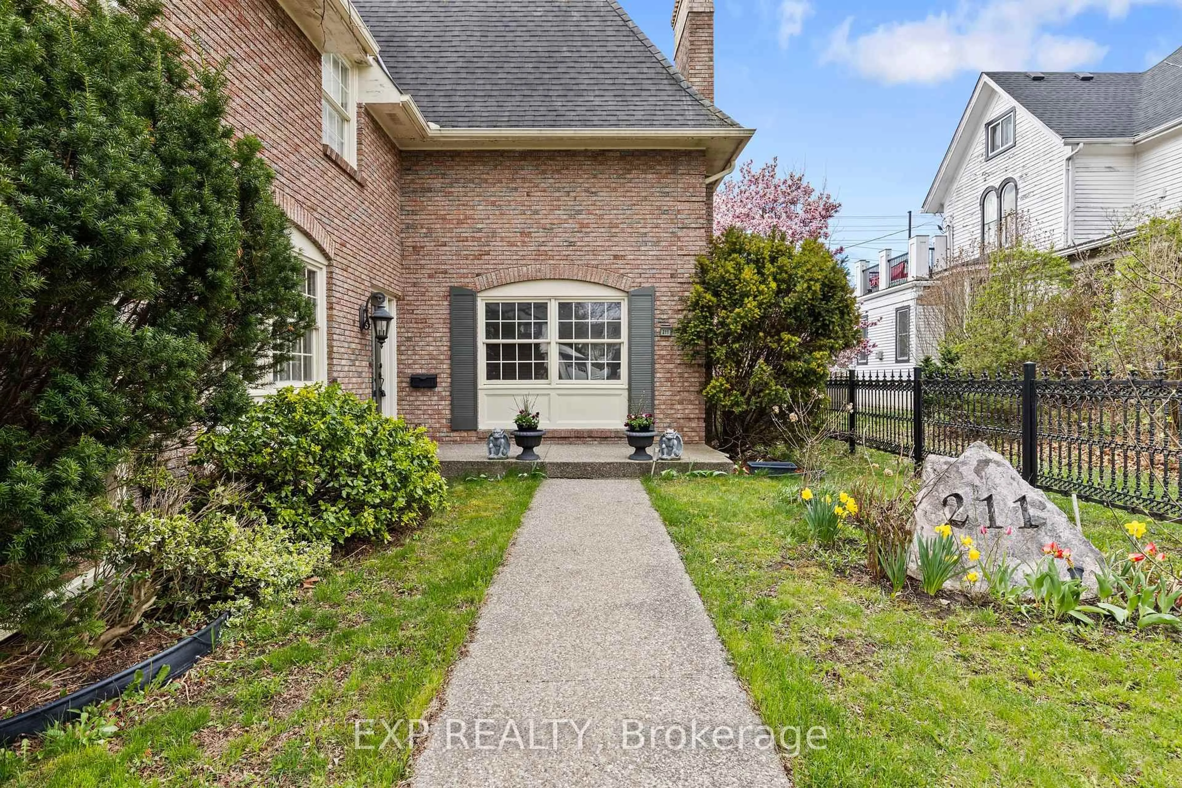 Indoor entryway for 211 Merritt St, Welland Ontario L3C 4T8