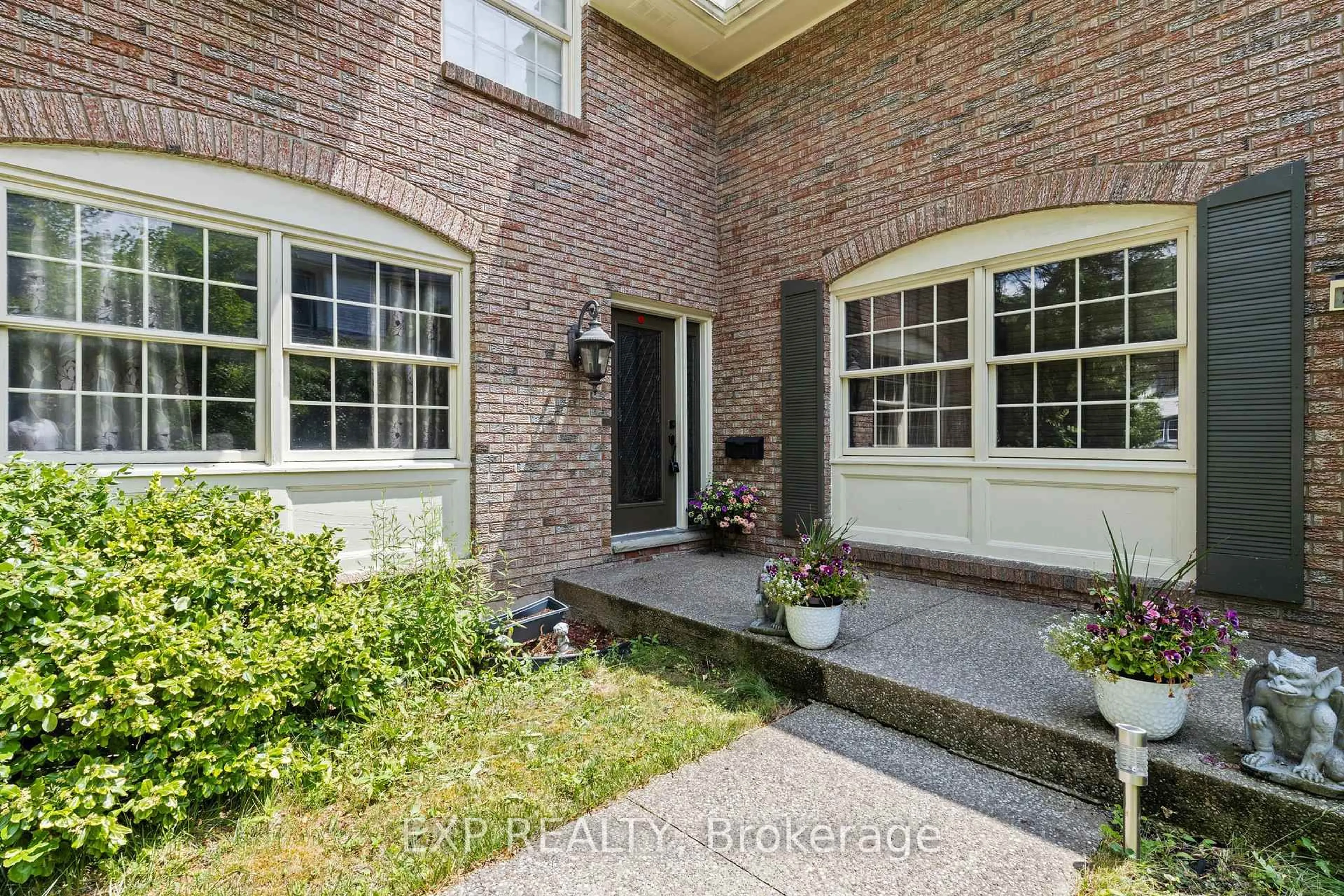 Home with brick exterior material, street for 211 Merritt St, Welland Ontario L3C 4T8