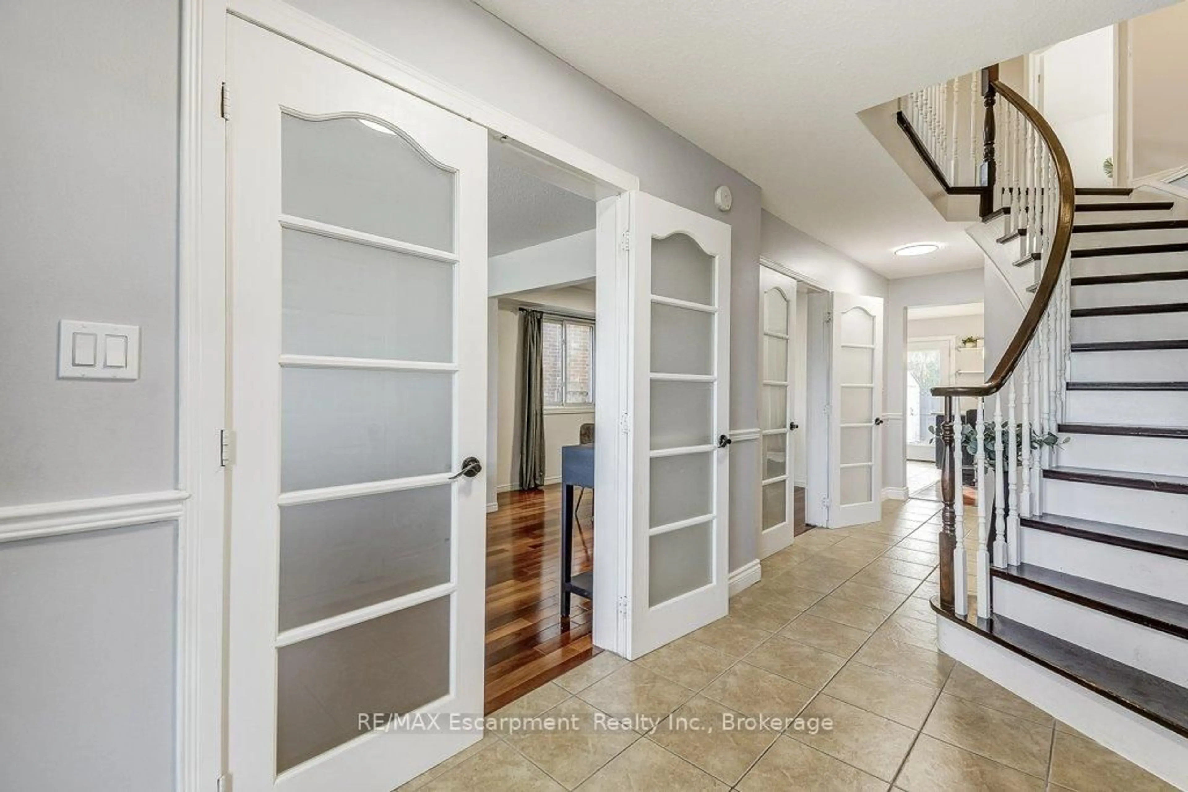 Indoor foyer for 19 National Dr, Hamilton Ontario L8G 5C3