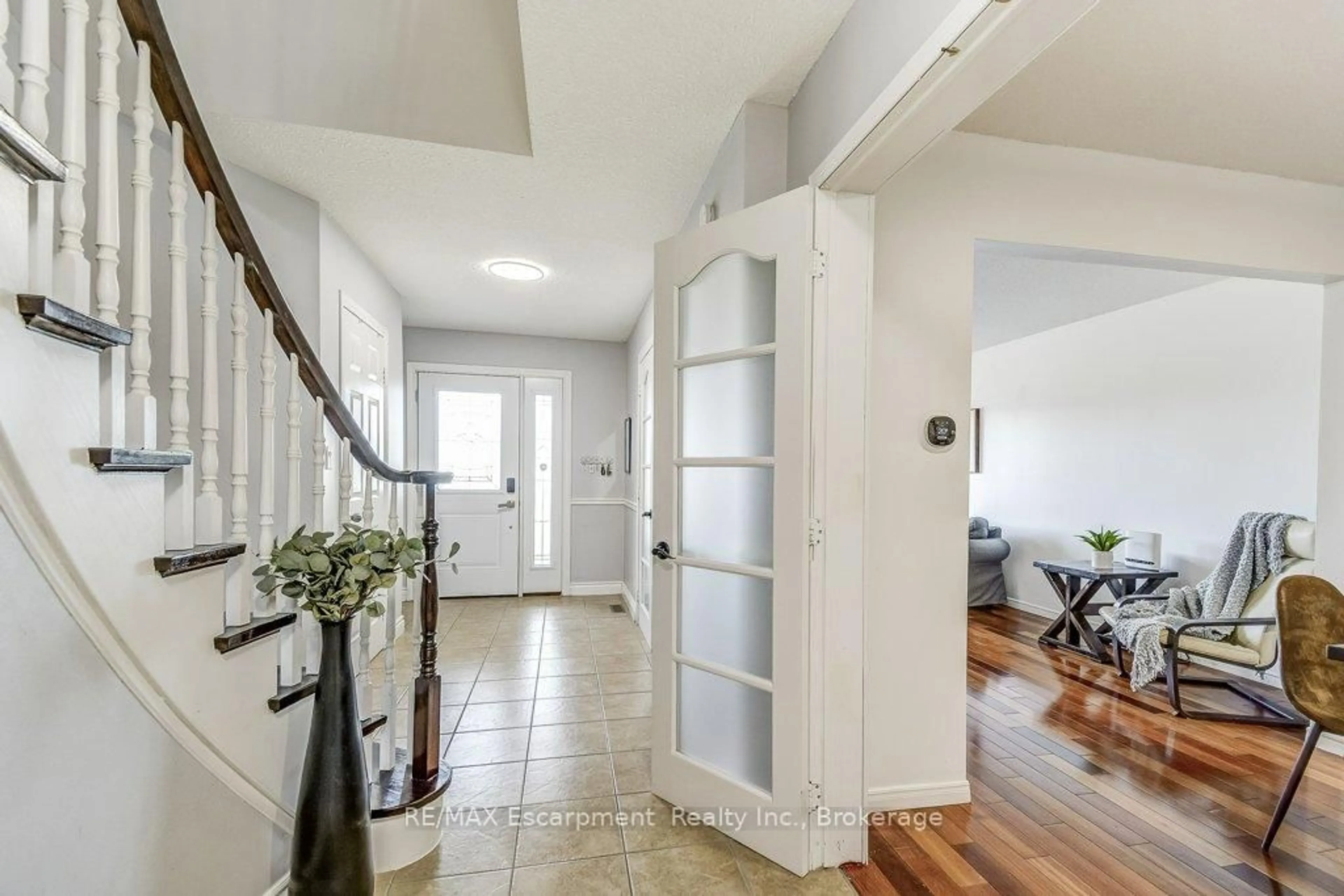 Indoor entryway for 19 National Dr, Hamilton Ontario L8G 5C3