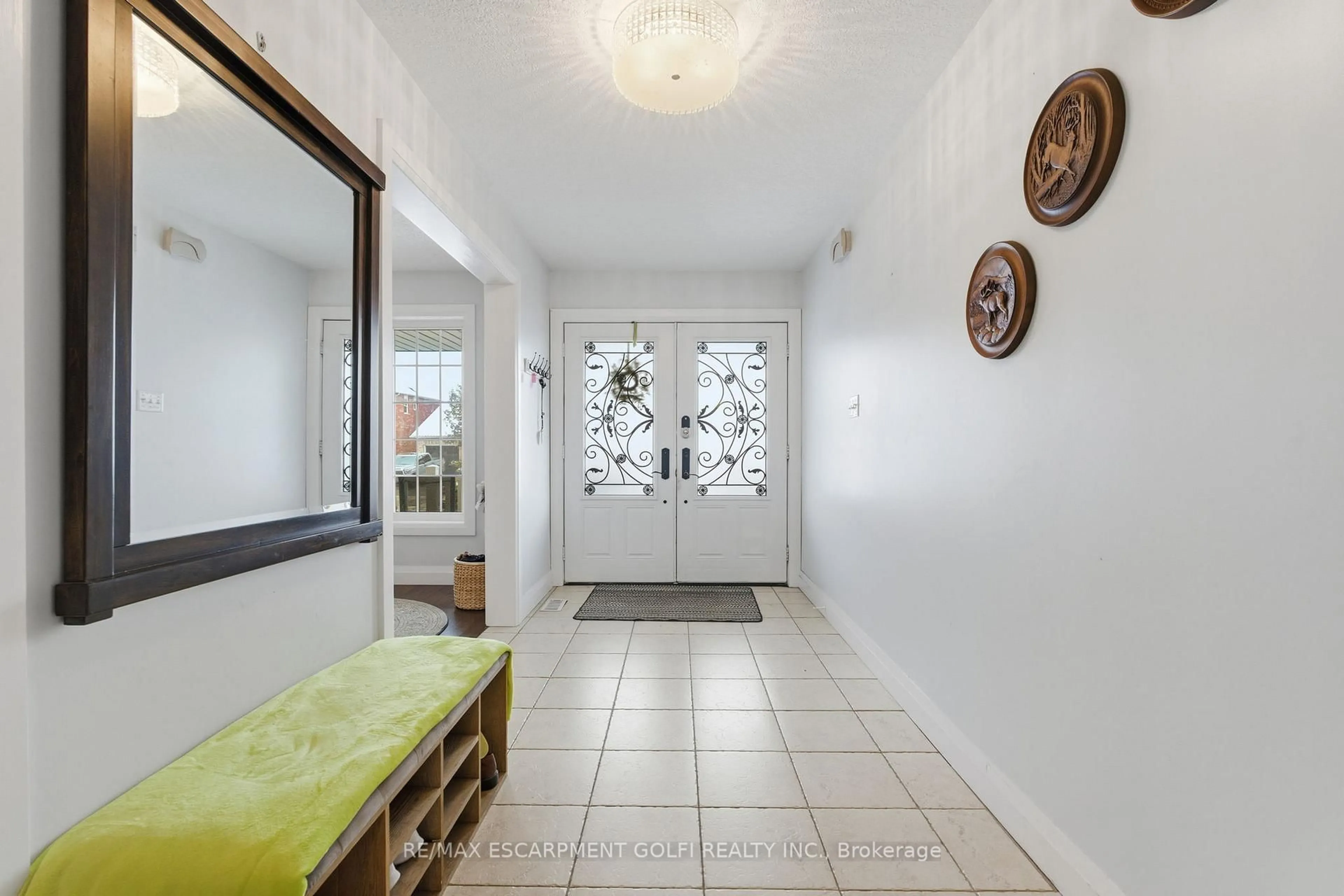 Indoor entryway for 17 Hoodless Crt, Brantford Ontario N3T 0A8