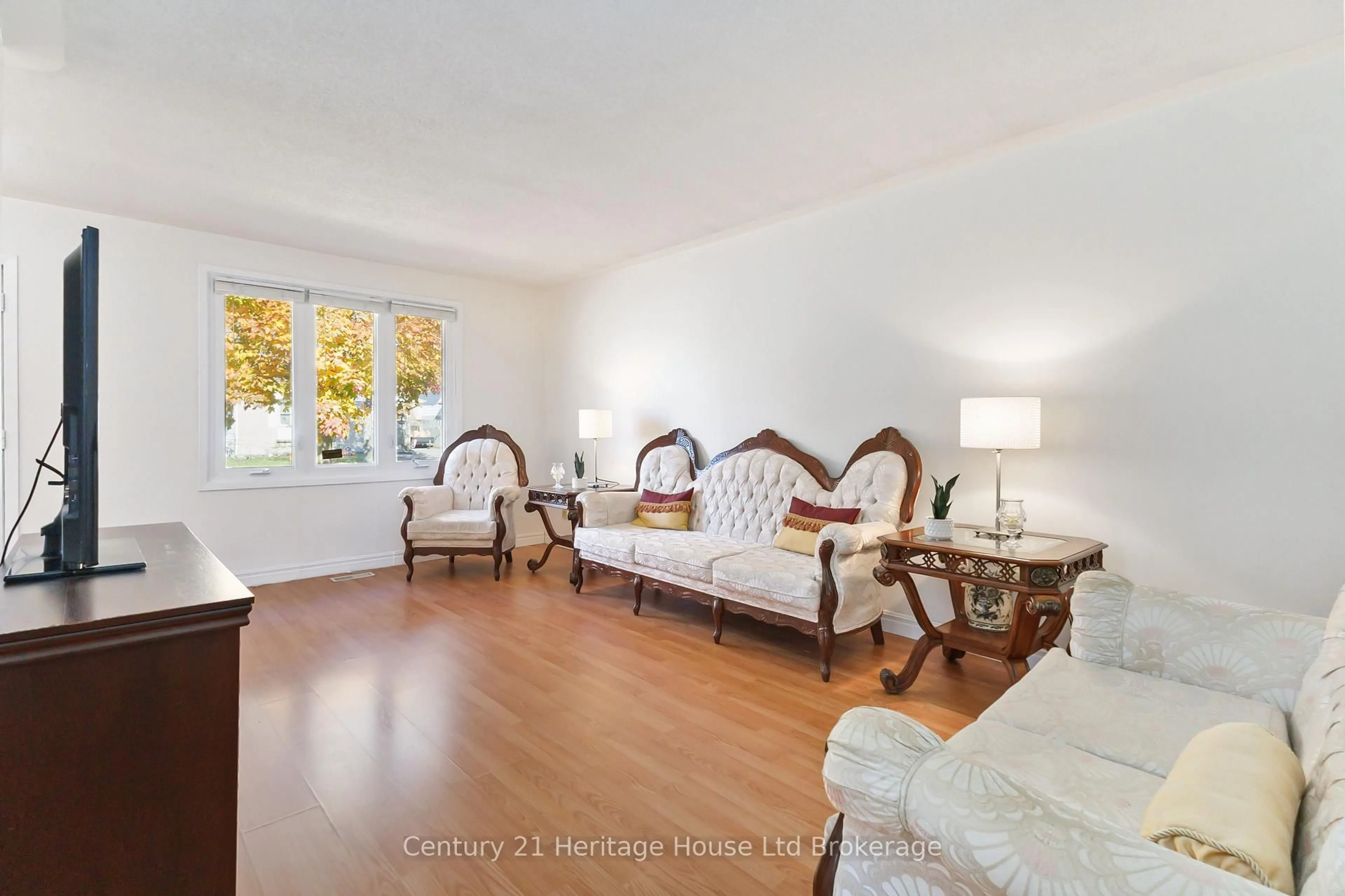 Living room with furniture, wood/laminate floor for 154 Rosamond Cres, London South Ontario N6E 2M9