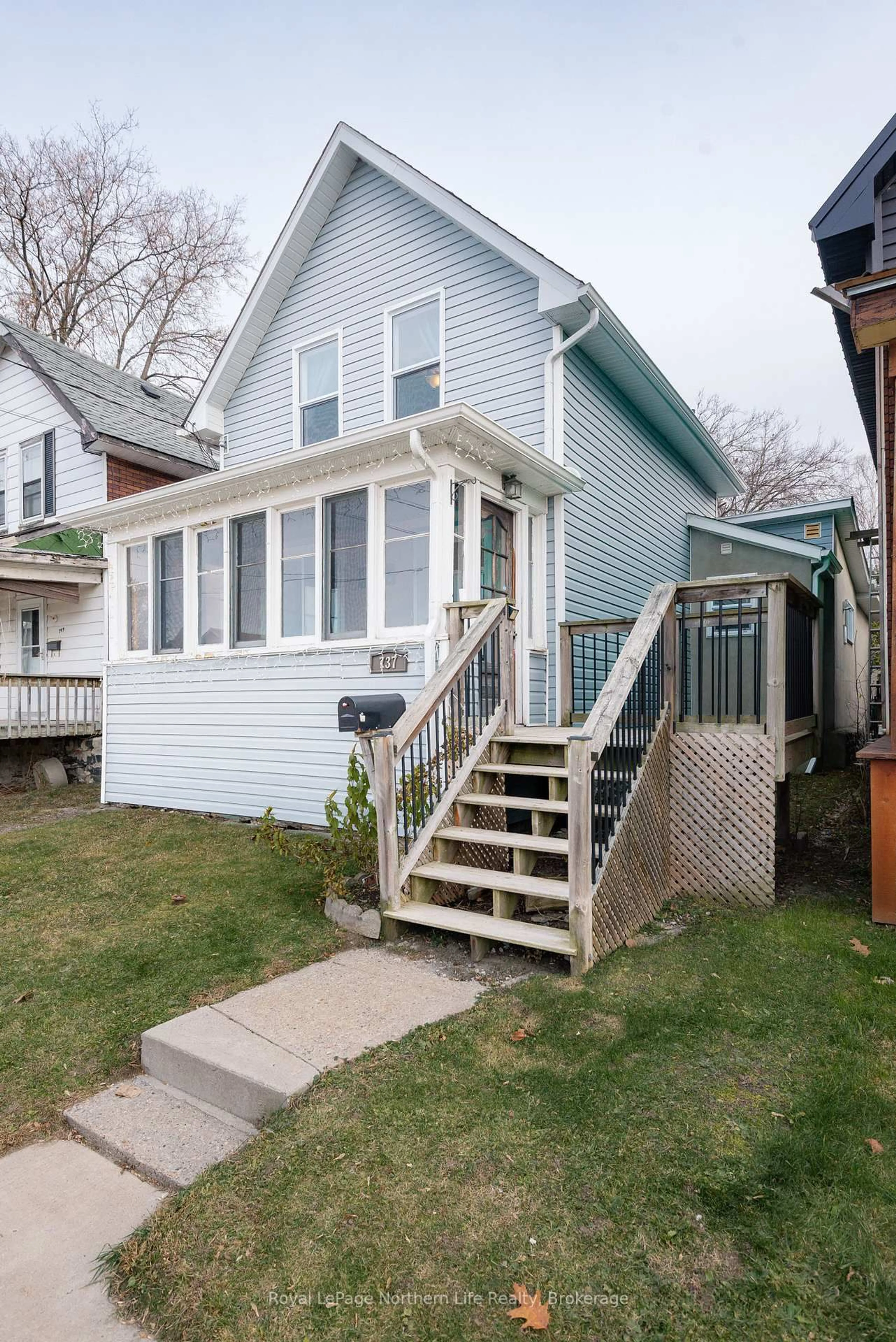 Home with vinyl exterior material, street for 737 Wyld St, North Bay Ontario P1B 2A2