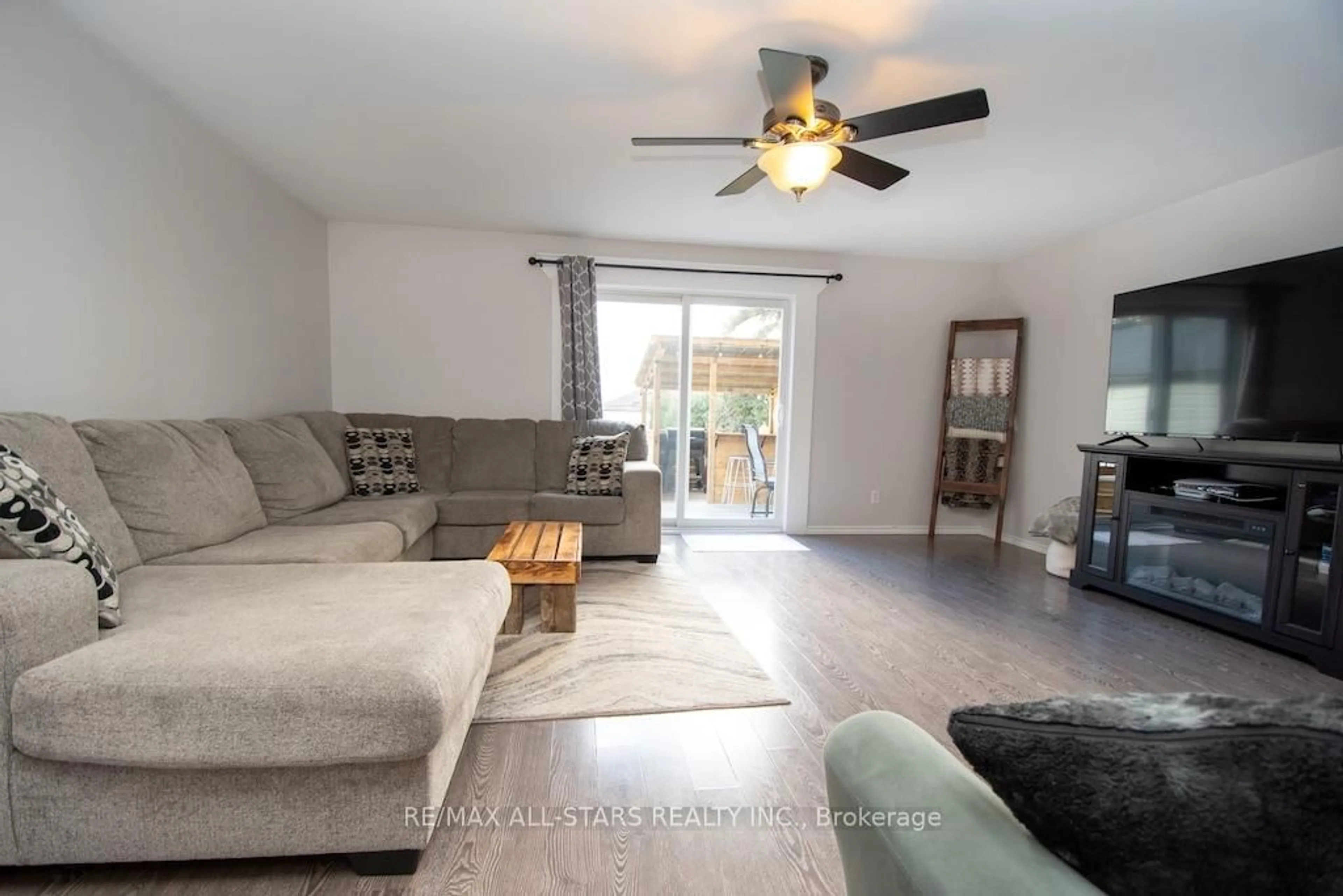 Living room with furniture, unknown for 88 Golden Mile Rd, Kawartha Lakes Ontario K9V 4R5