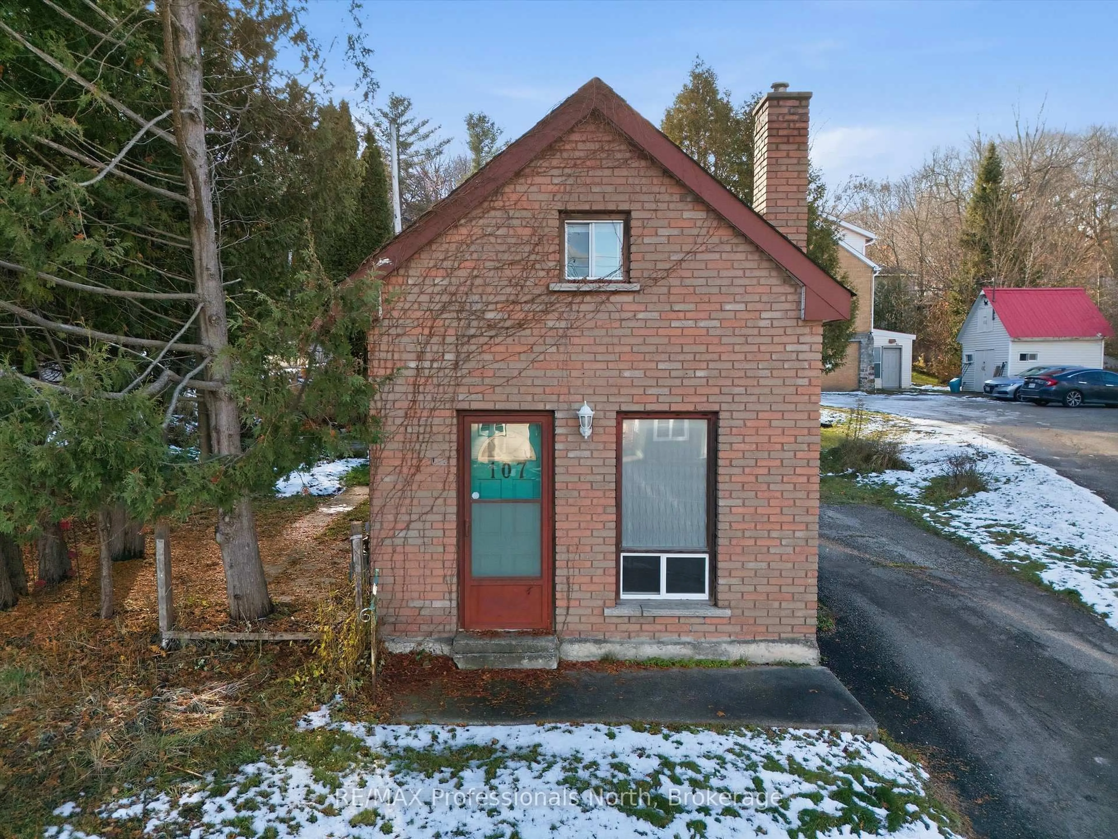 A pic from outside/outdoor area/front of a property/back of a property/a pic from drone, street for 107 Brunel Rd, Huntsville Ontario P1H 1R1