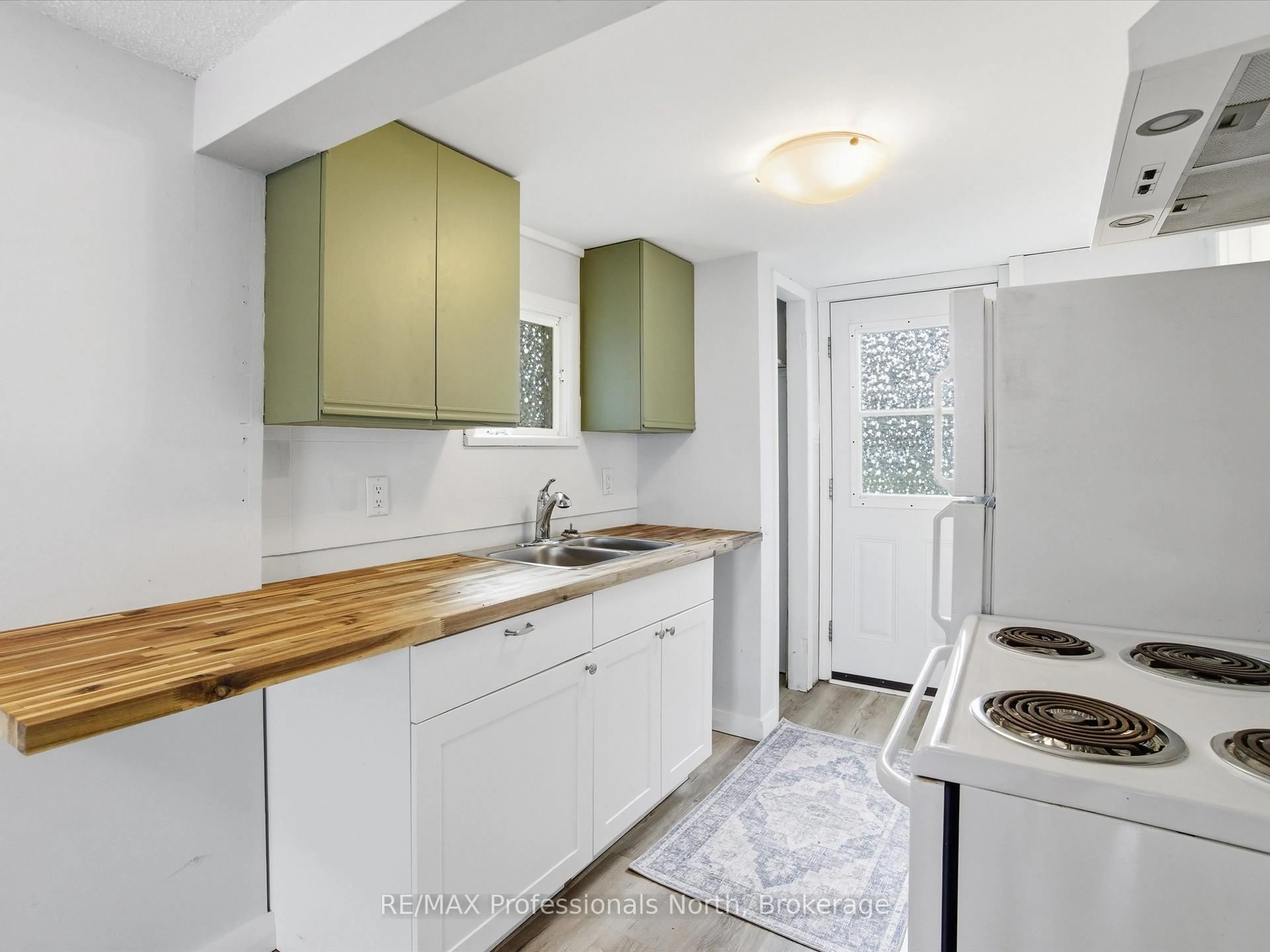 Standard kitchen, unknown for 107 Brunel Rd, Huntsville Ontario P1H 1R1