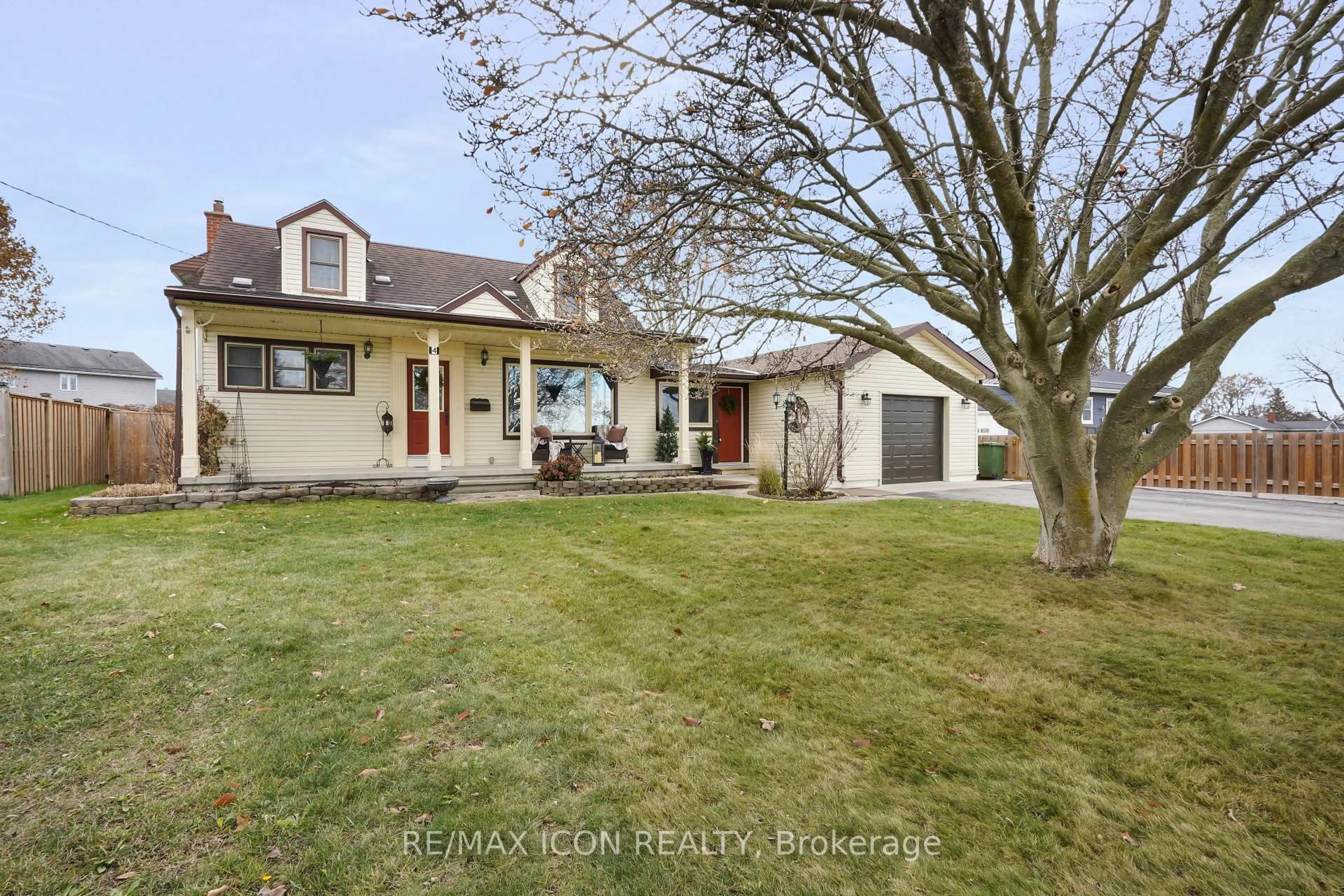 A pic from outside/outdoor area/front of a property/back of a property/a pic from drone, street for 4 Sinclair Ave, St. Thomas Ontario N5R 3A8