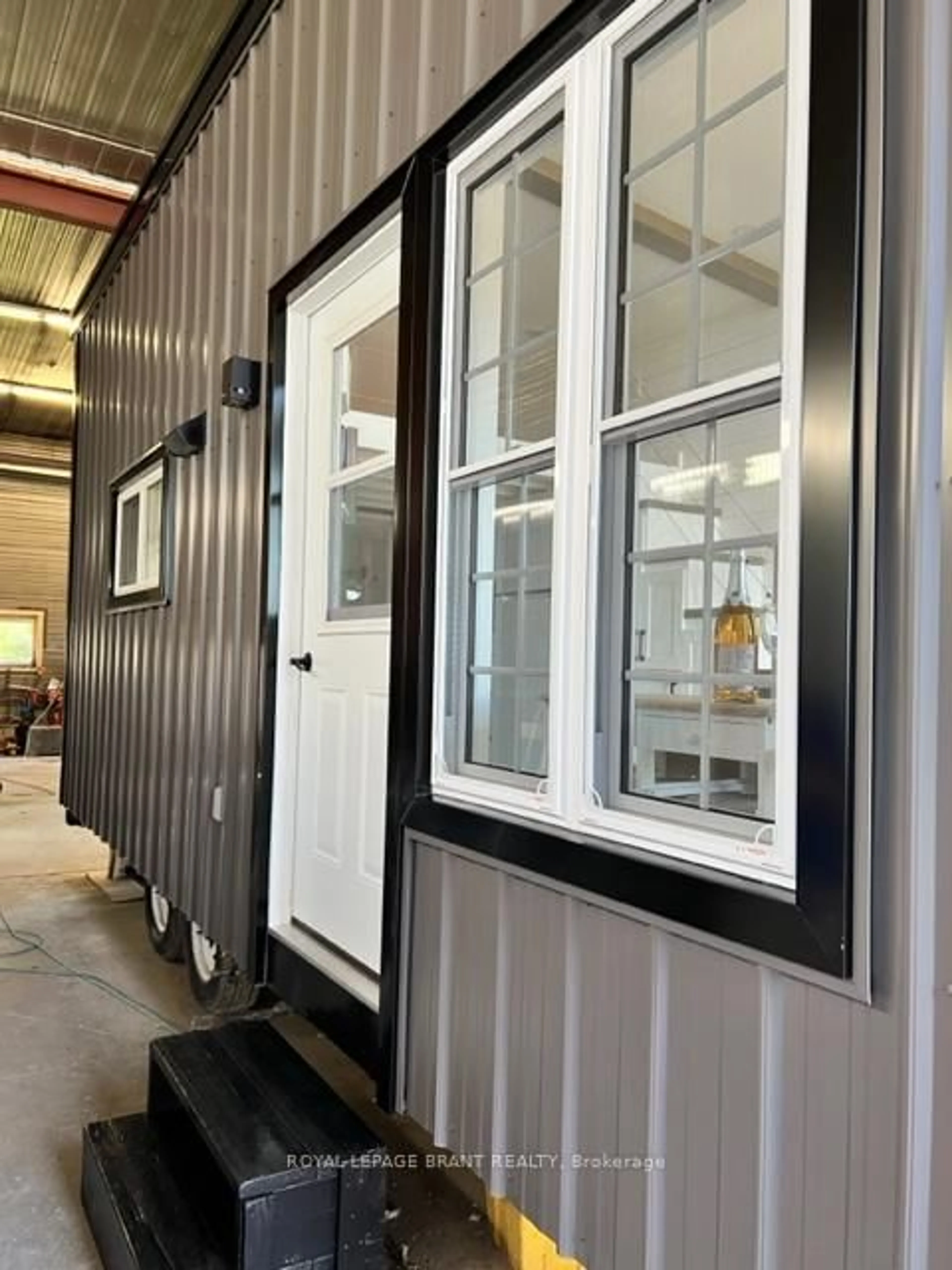 Indoor entryway for 813C Moira St, Belleville Ontario K8N 4Z2