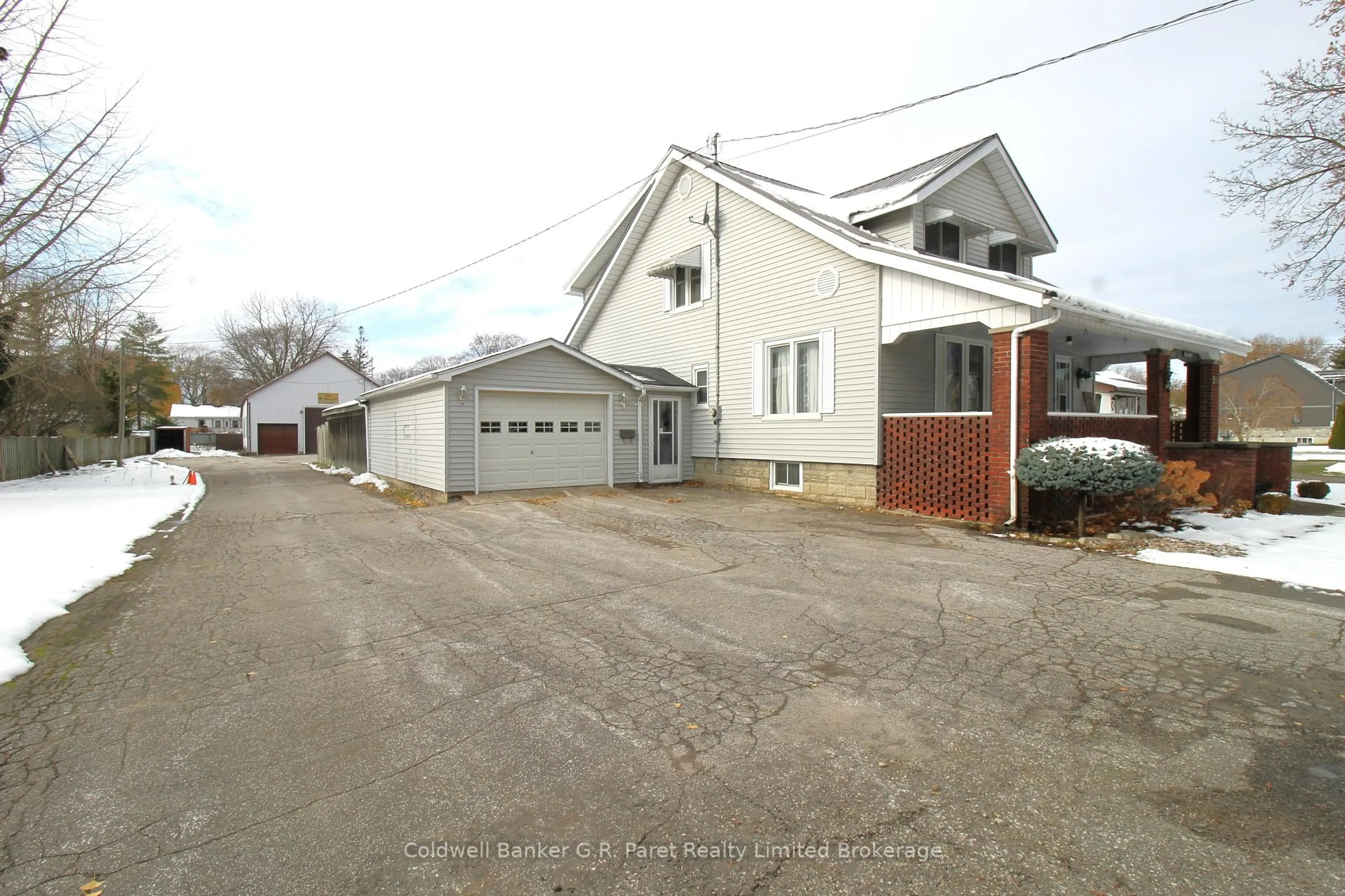 A pic from outside/outdoor area/front of a property/back of a property/a pic from drone, street for 264 John St, Aylmer Ontario N5H 2E2