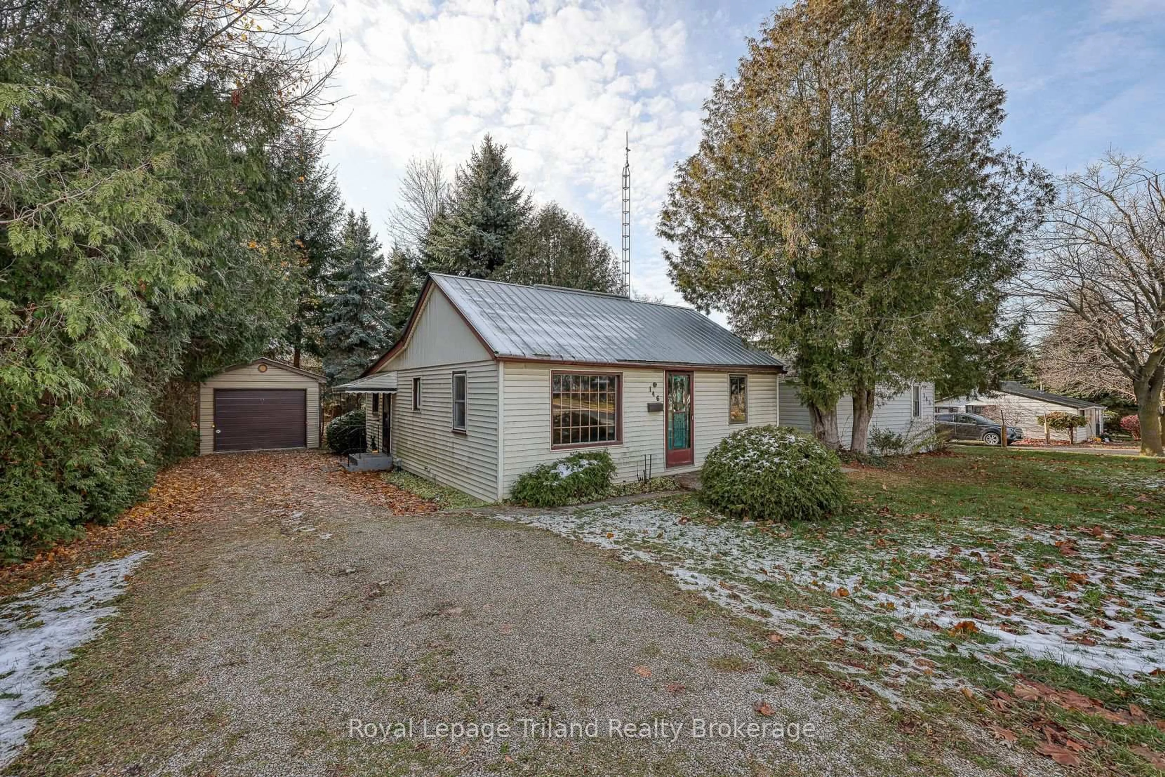 A pic from outside/outdoor area/front of a property/back of a property/a pic from drone, street for 146 Whiting St, Ingersoll Ontario N5C 3B3