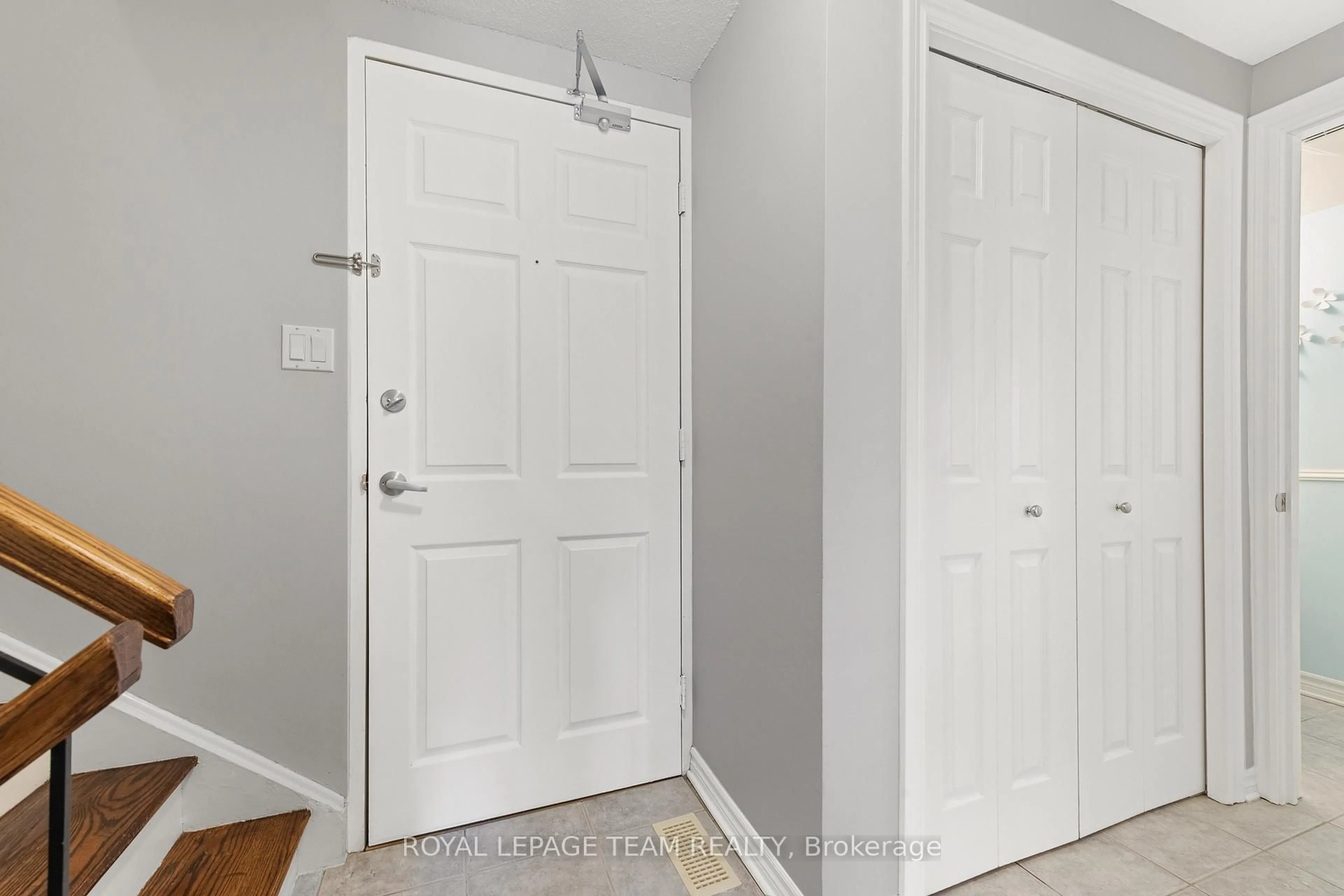 Indoor entryway for 227 Ridgepark Private #54, Ottawa Ontario K2G 1H1