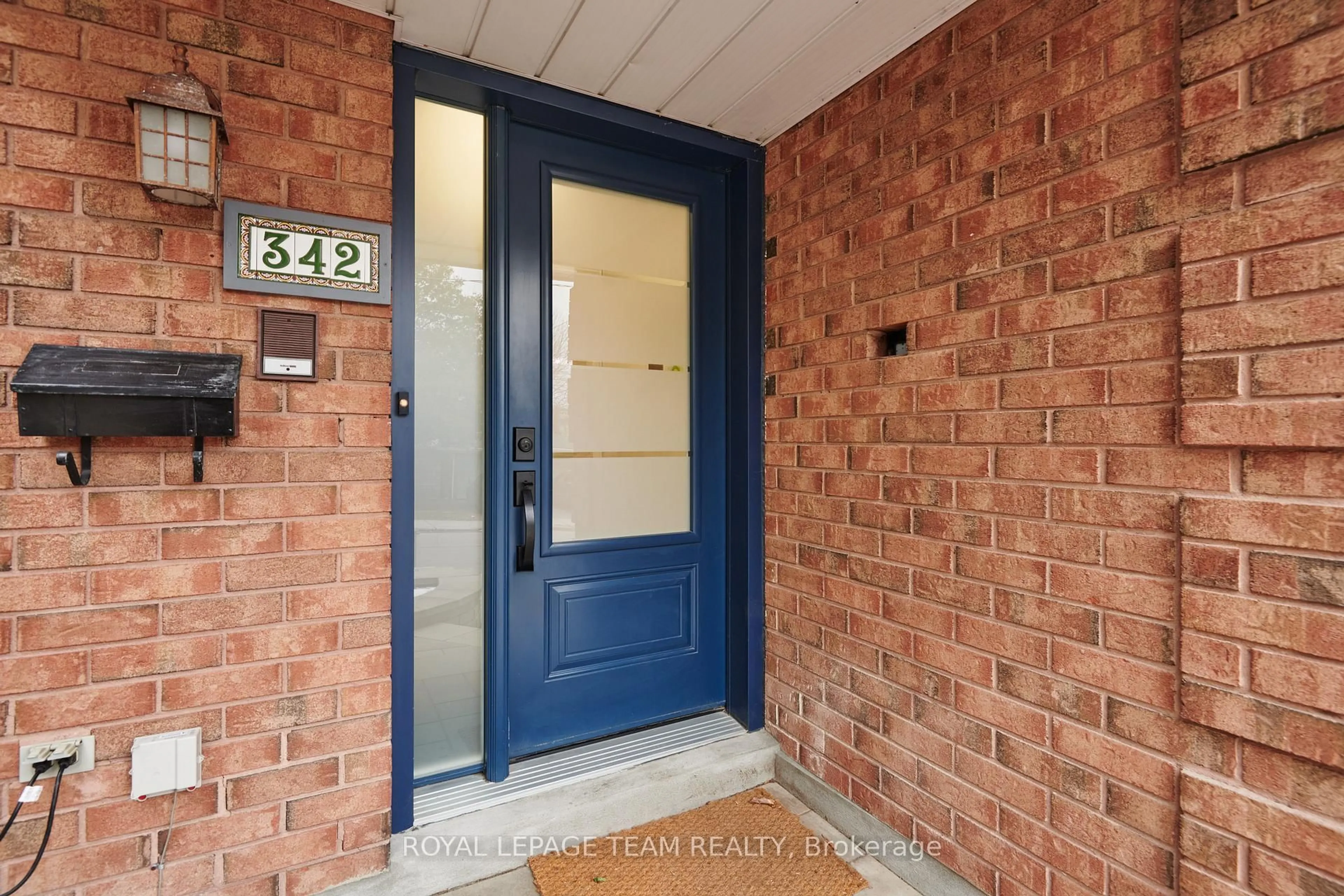 Indoor entryway for 342 Templeton St, Ottawa Ontario K1N 9P7
