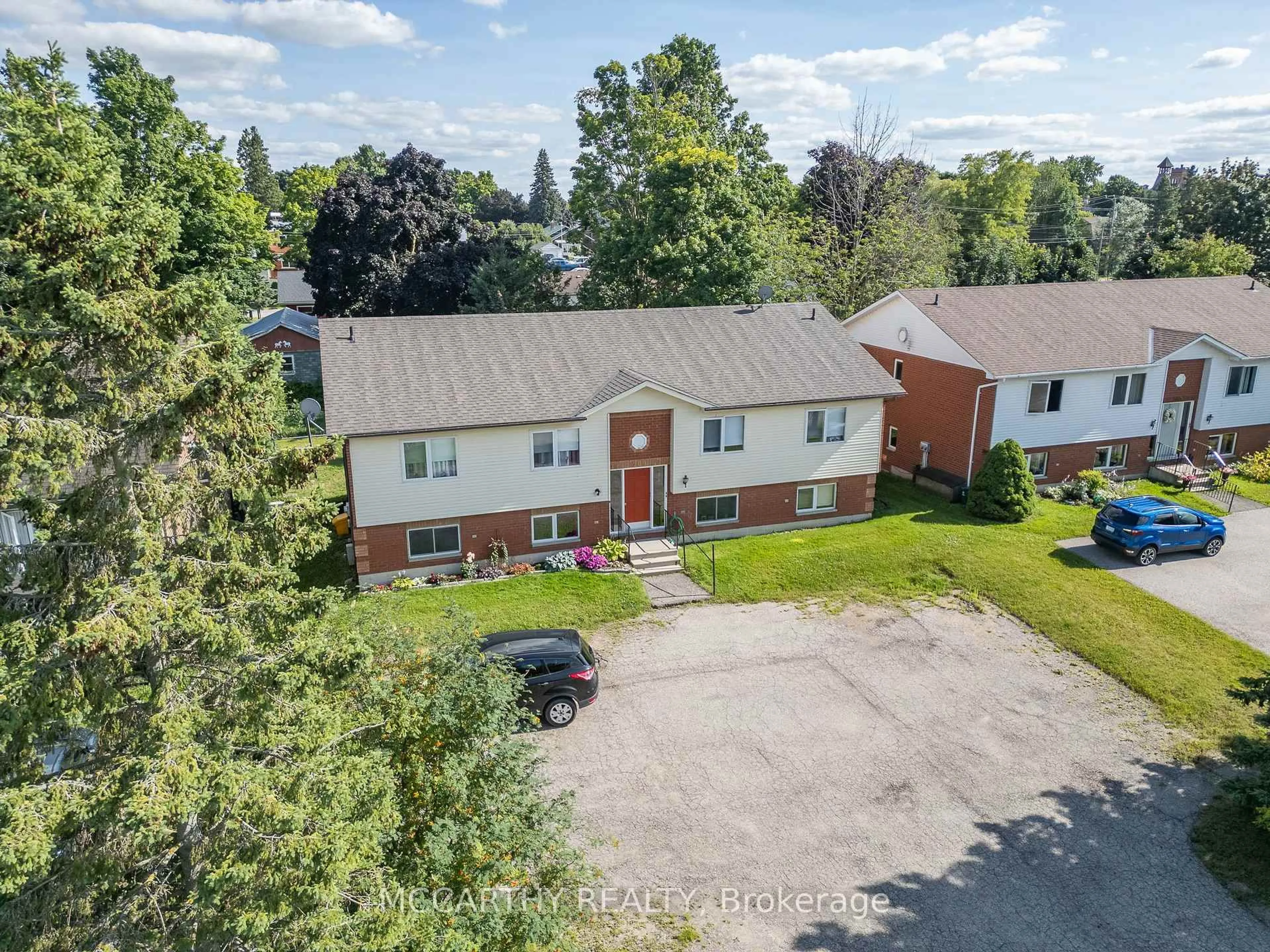 A pic from outside/outdoor area/front of a property/back of a property/a pic from drone, street for 209 Sarah Crt, Shelburne Ontario L9V 2Z8