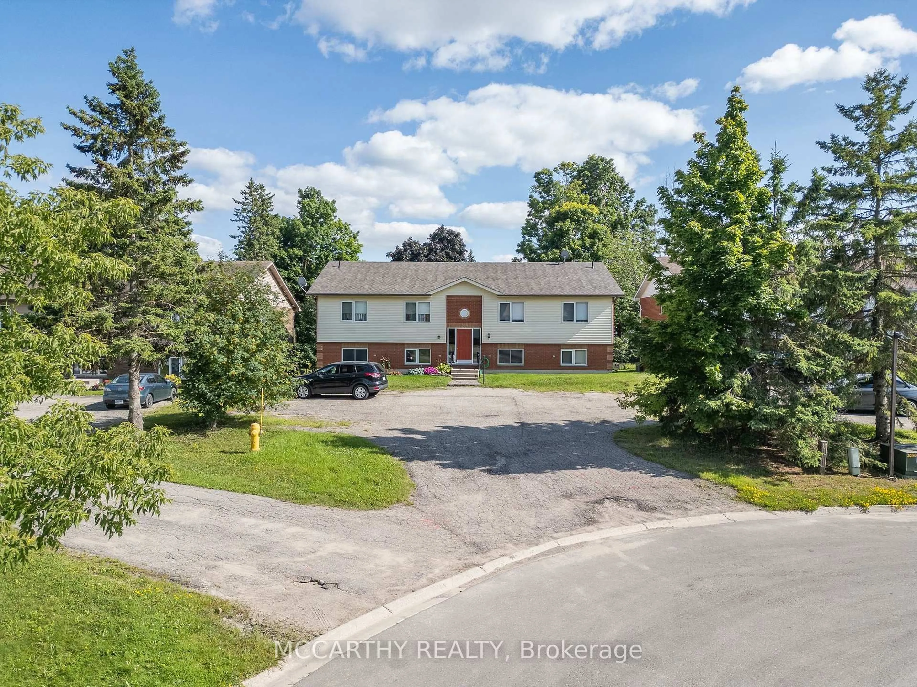 A pic from outside/outdoor area/front of a property/back of a property/a pic from drone, unknown for 209 Sarah Crt, Shelburne Ontario L9V 2Z8
