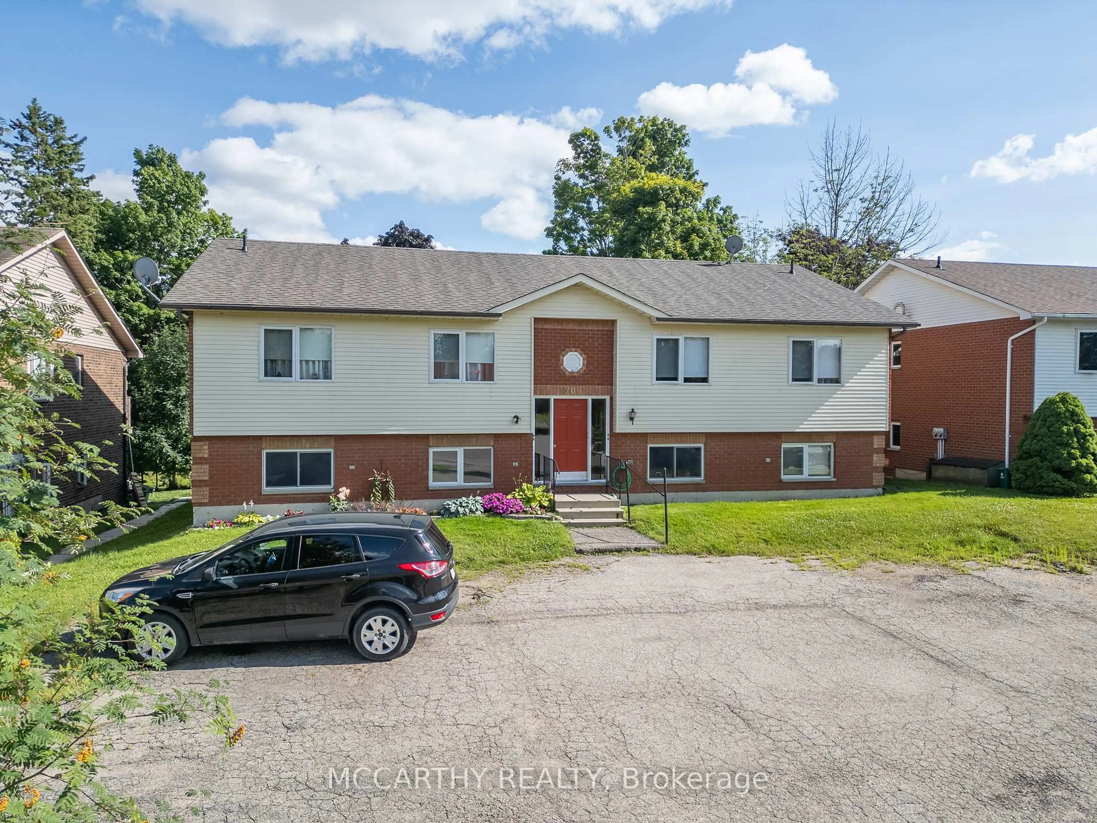 A pic from outside/outdoor area/front of a property/back of a property/a pic from drone, street for 209 Sarah Crt, Shelburne Ontario L9V 2Z8
