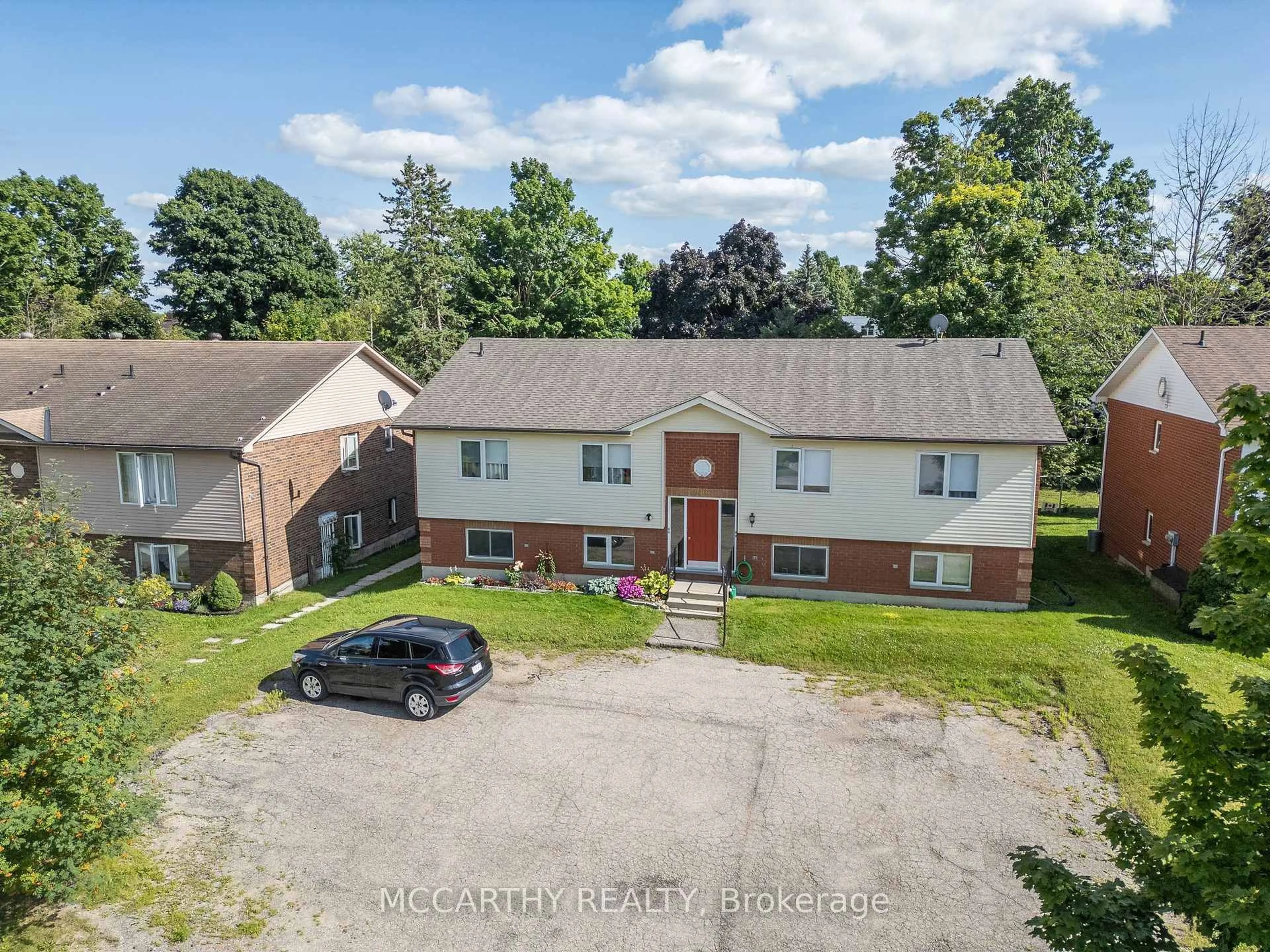 A pic from outside/outdoor area/front of a property/back of a property/a pic from drone, unknown for 209 Sarah Crt, Shelburne Ontario L9V 2Z8