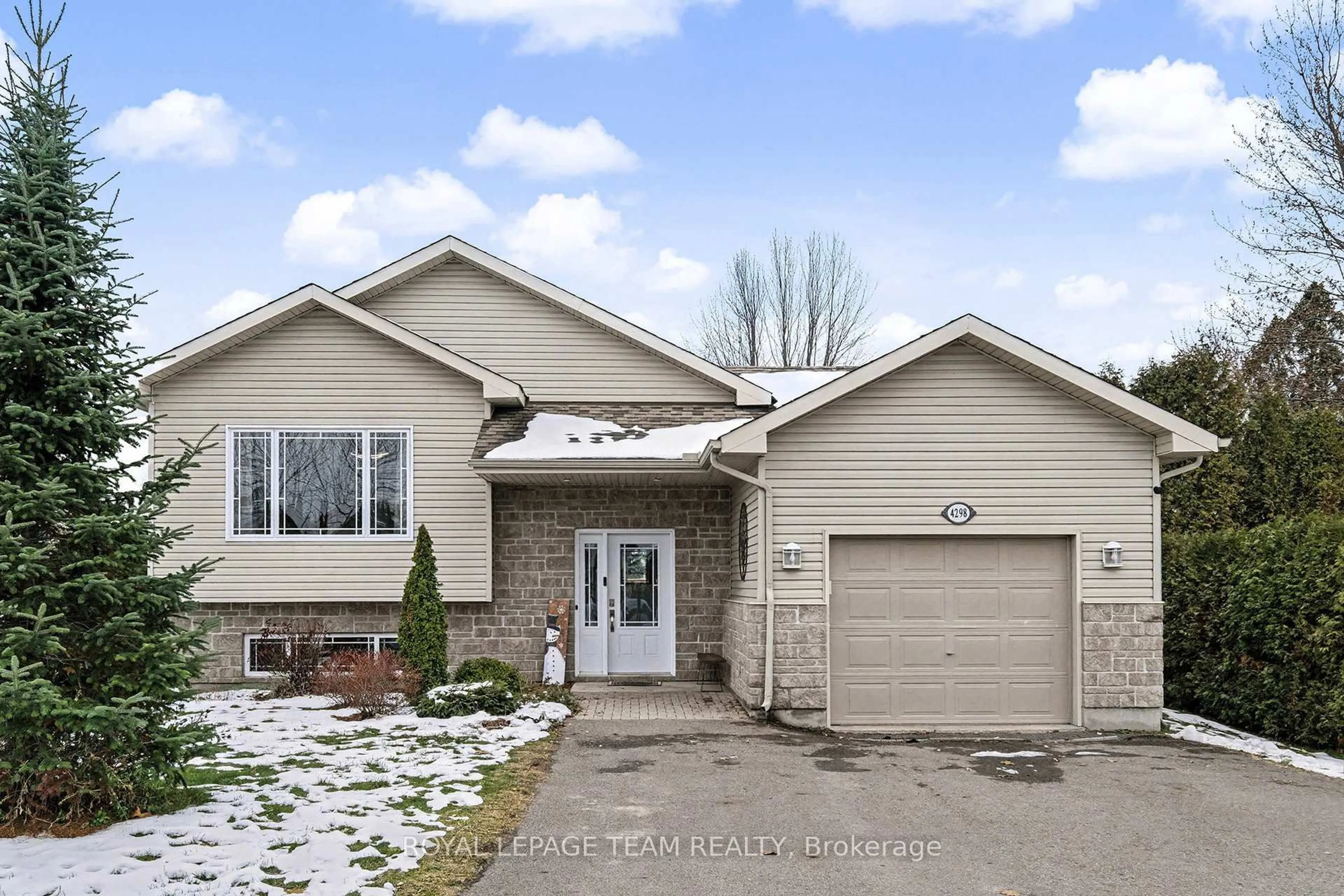 Home with vinyl exterior material, street for 4298 Schell St, South Dundas Ontario K0C 2H0