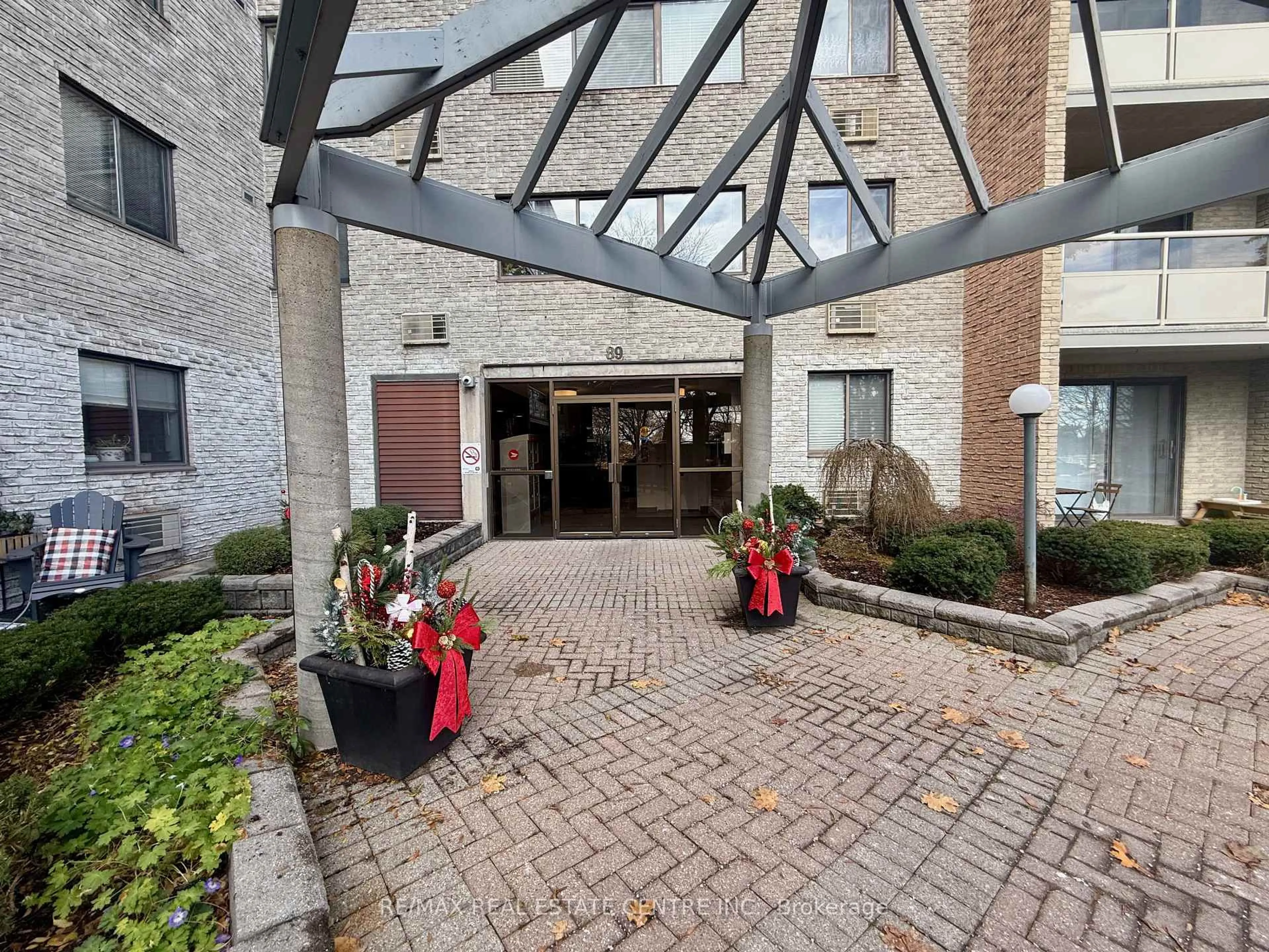Indoor foyer for 89 Westwood Rd #209, Guelph Ontario N1H 7J6