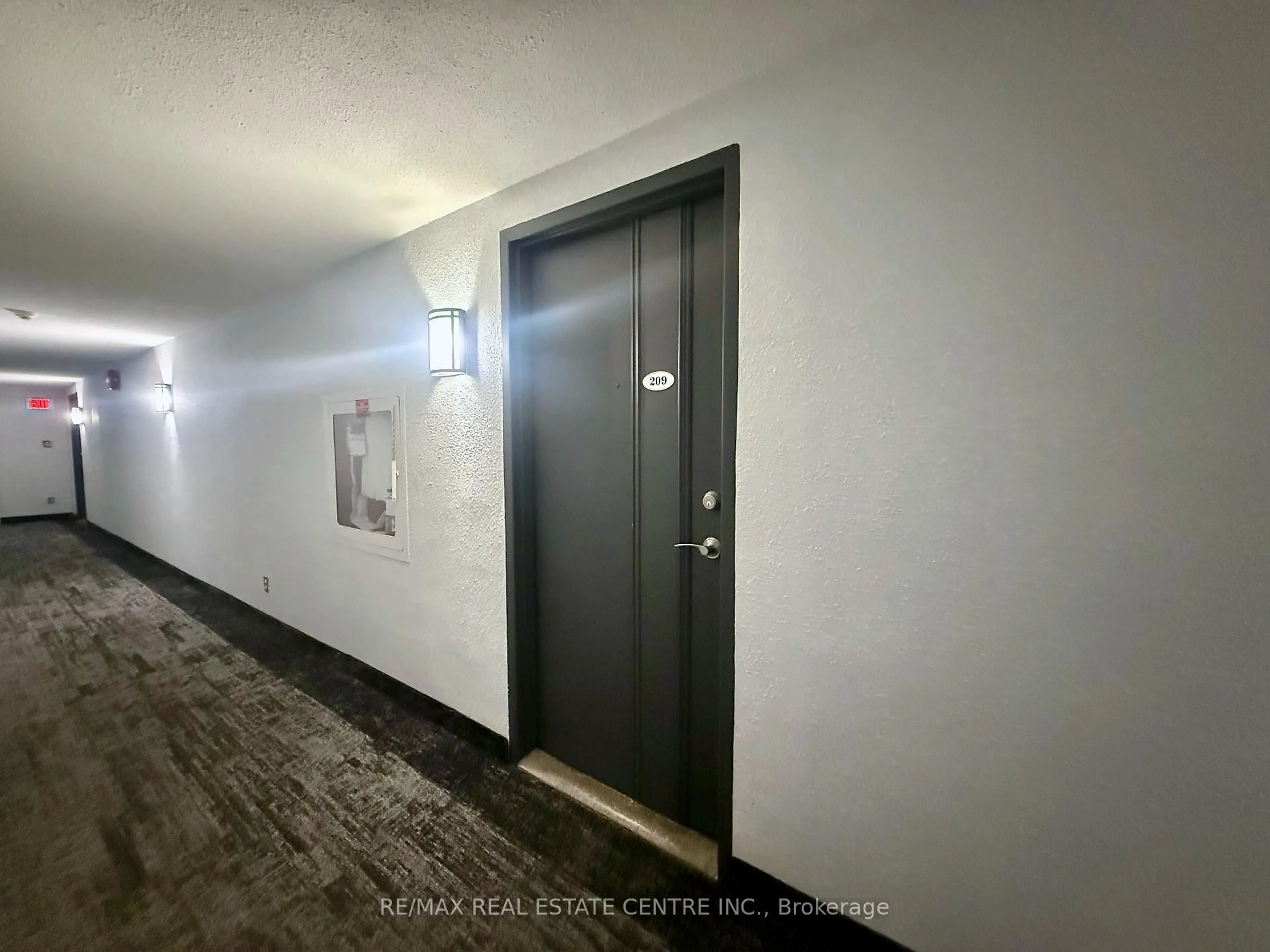 Indoor foyer for 89 Westwood Rd #209, Guelph Ontario N1H 7J6