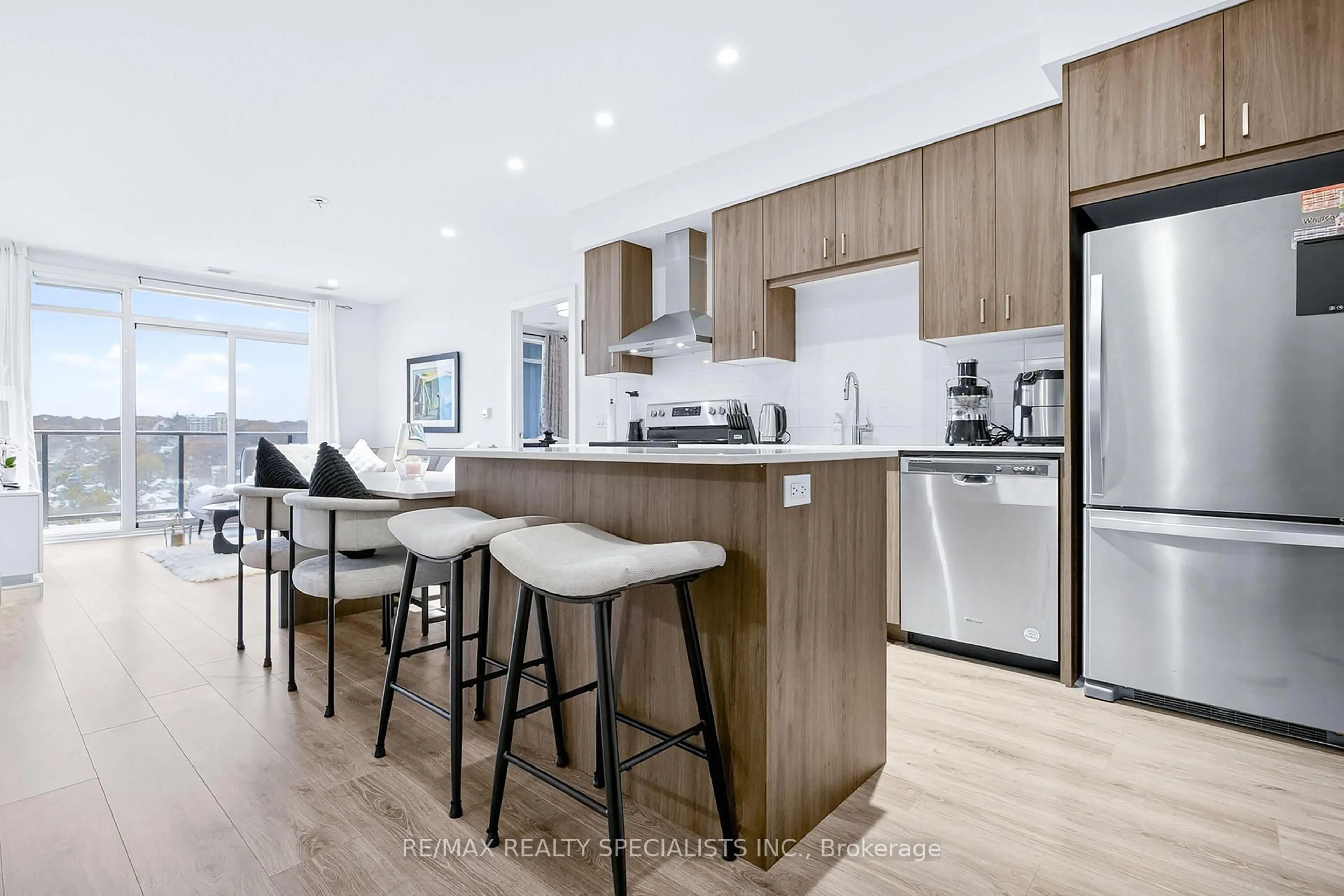 Open concept kitchen, wood/laminate floor for 15 Glebe St #1310, Cambridge Ontario N1S 0C3