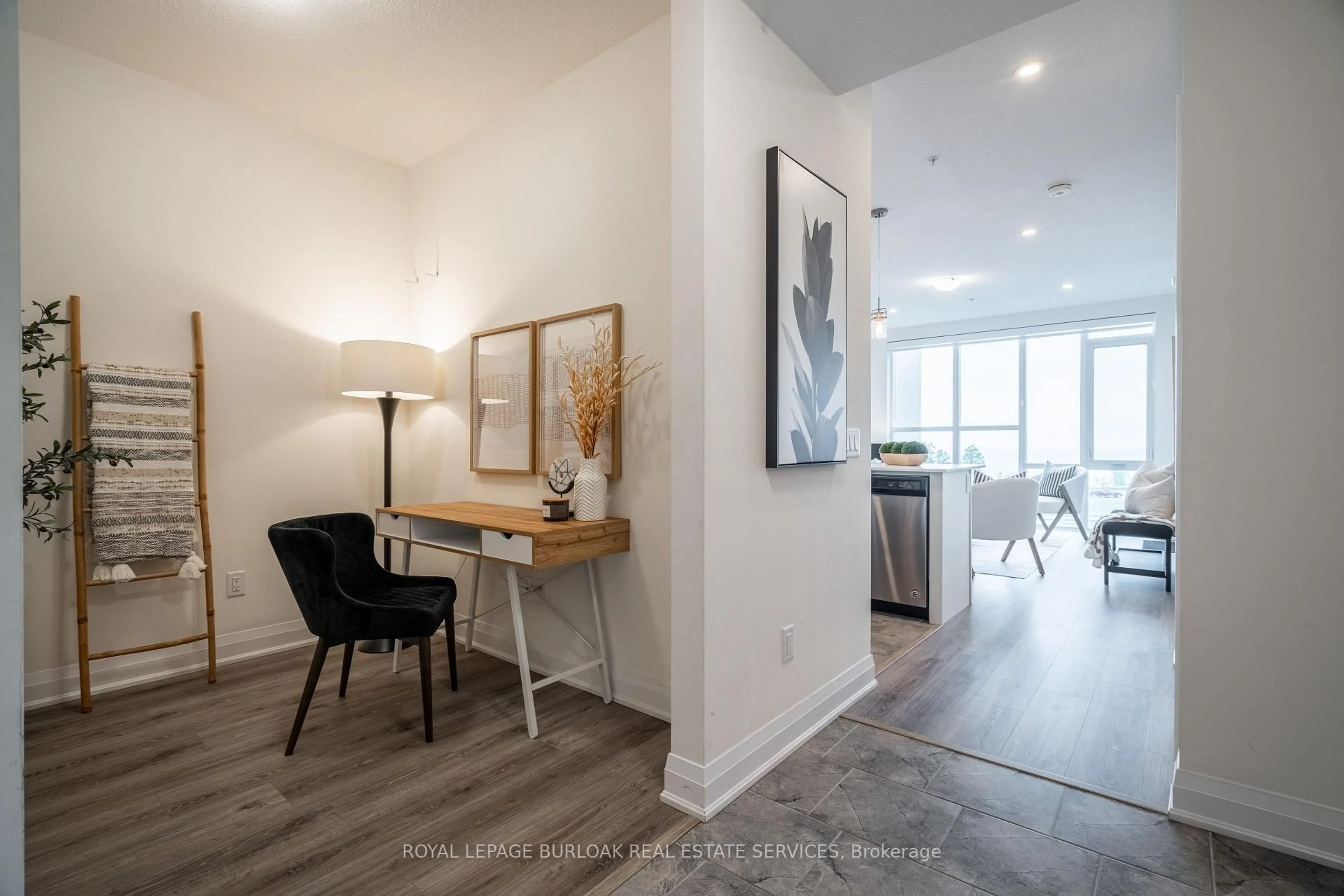 Indoor entryway for 16 Concord Pl #426, Grimsby Ontario L3M 0J1