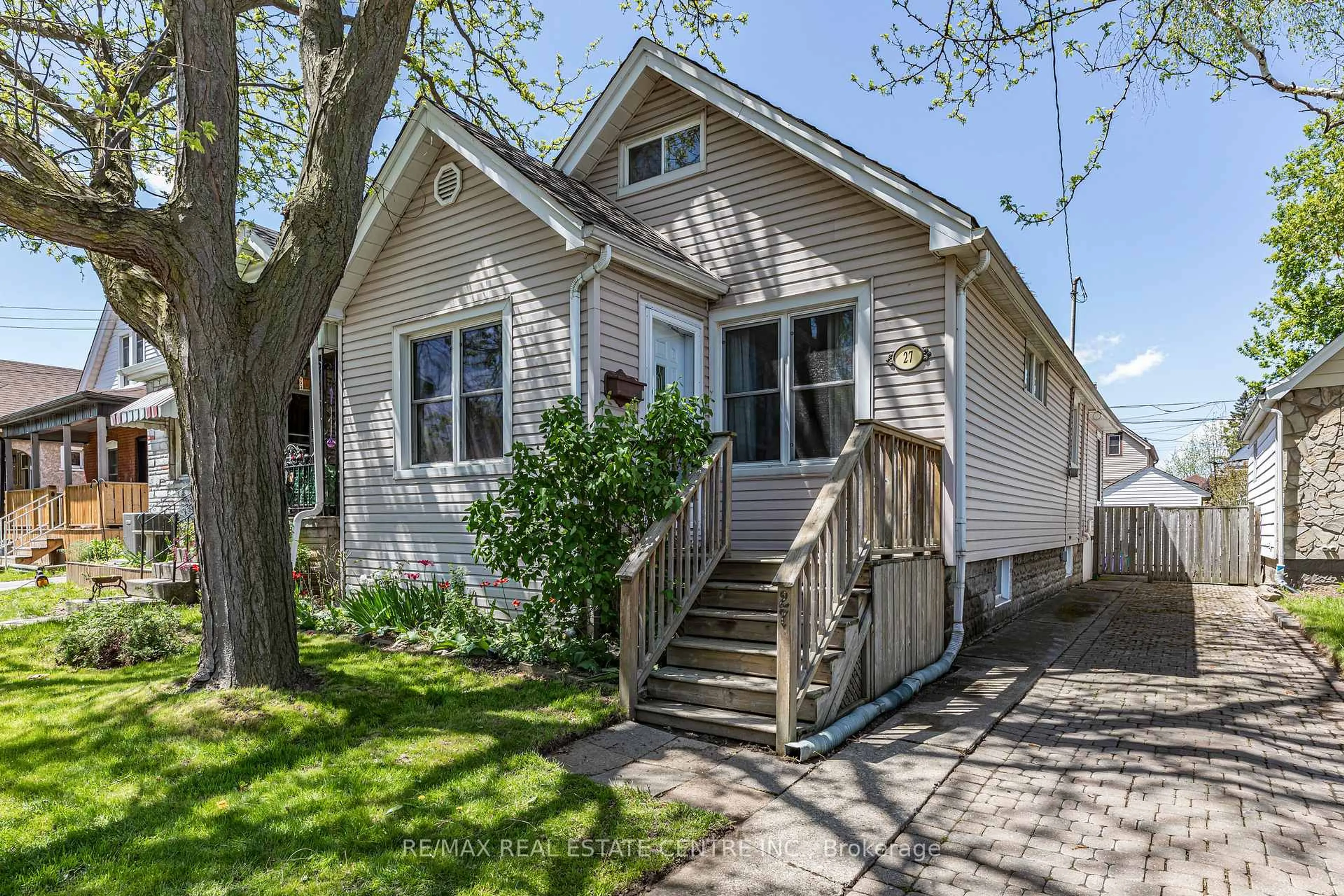 Home with vinyl exterior material, street for 27 Barons Ave, Hamilton Ontario L8H 5A3