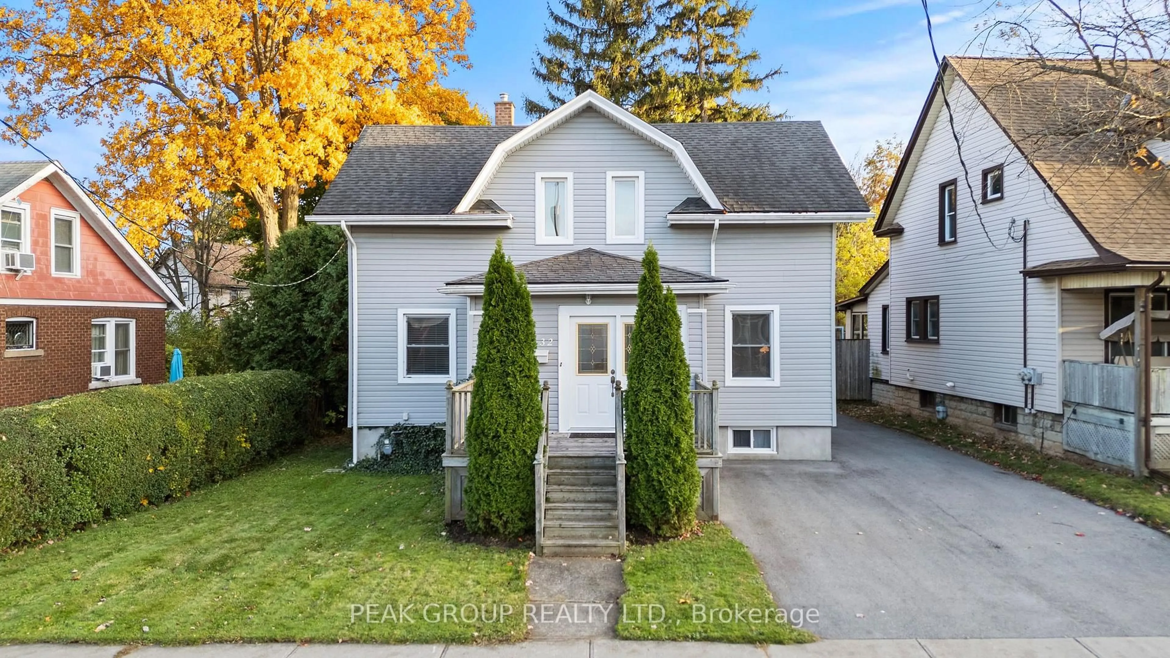 Home with vinyl exterior material, street for 4732 Ryerson Cres, Niagara Falls Ontario L2E 1E5