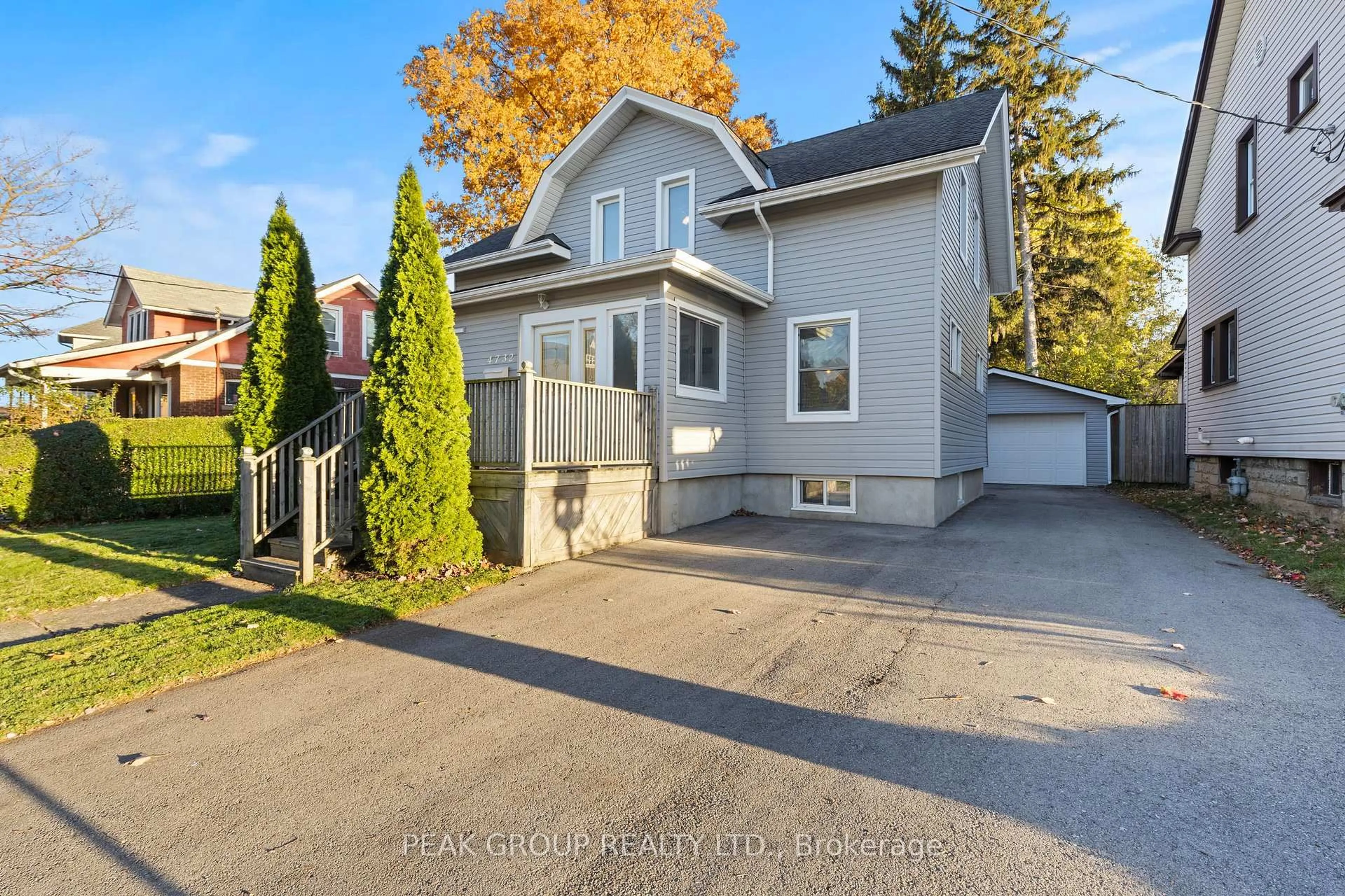 Home with vinyl exterior material, street for 4732 Ryerson Cres, Niagara Falls Ontario L2E 1E5