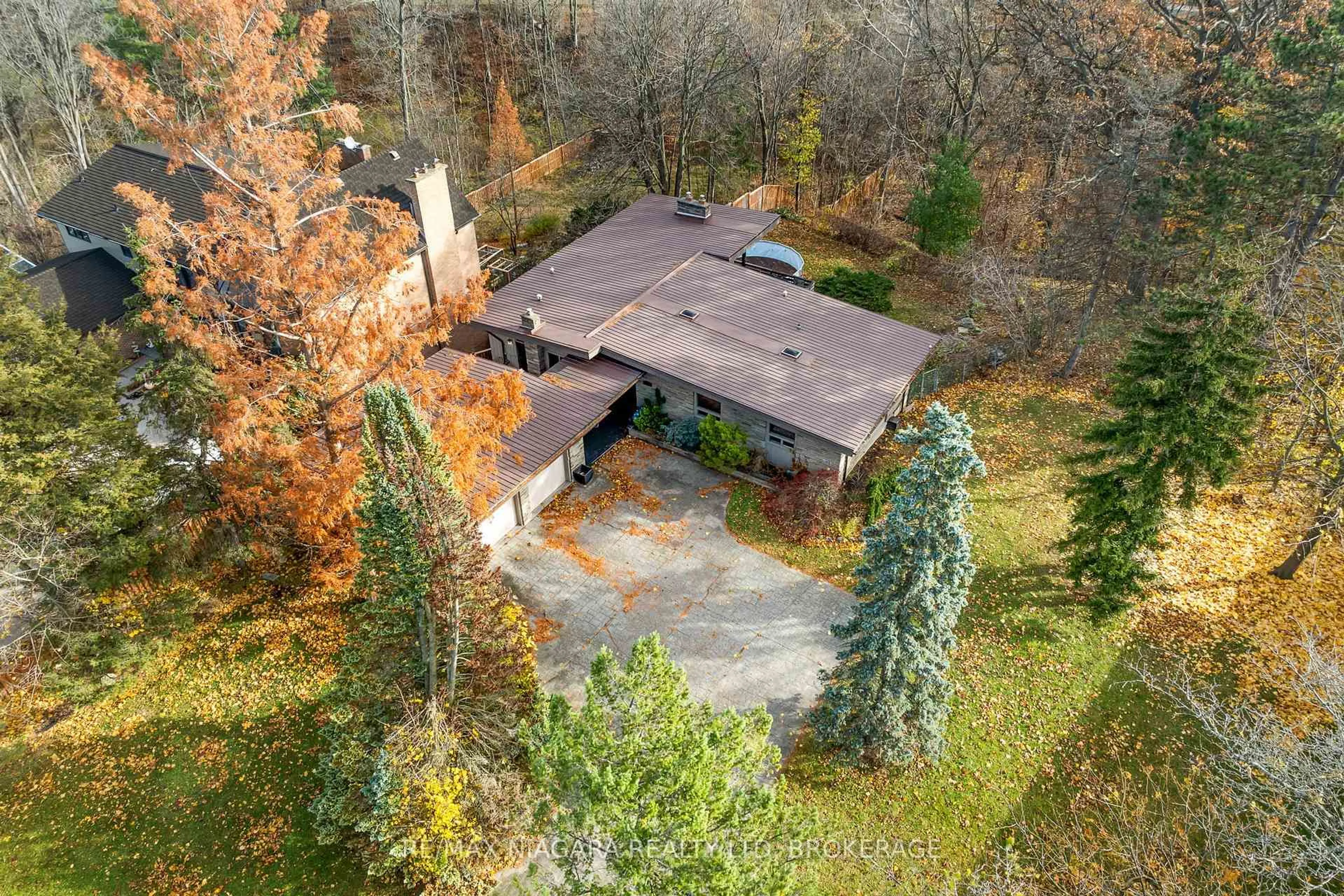 A pic from outside/outdoor area/front of a property/back of a property/a pic from drone, unknown for 103 Riverview Blvd, St. Catharines Ontario L2T 3M3
