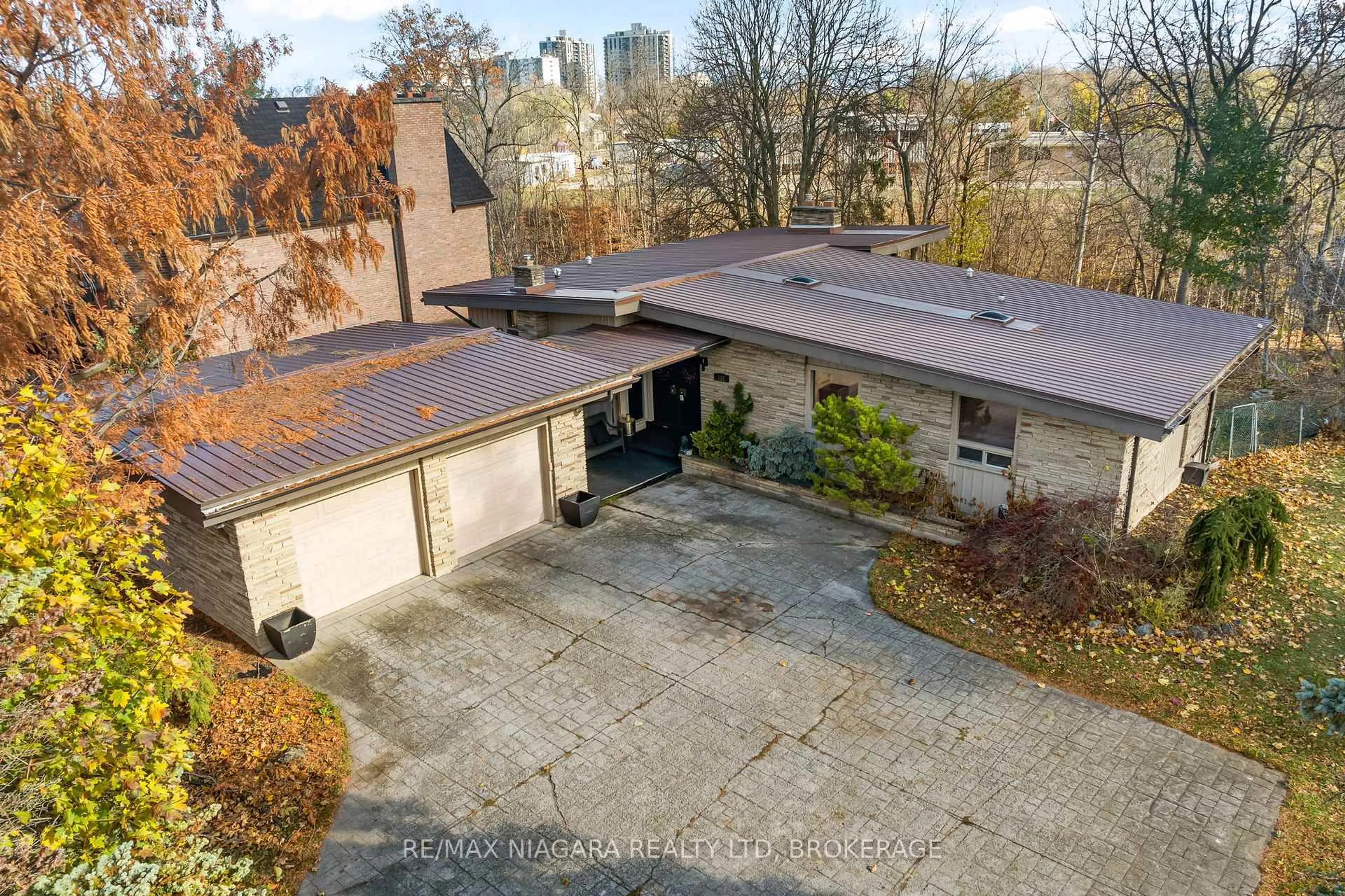 A pic from outside/outdoor area/front of a property/back of a property/a pic from drone, unknown for 103 Riverview Blvd, St. Catharines Ontario L2T 3M3