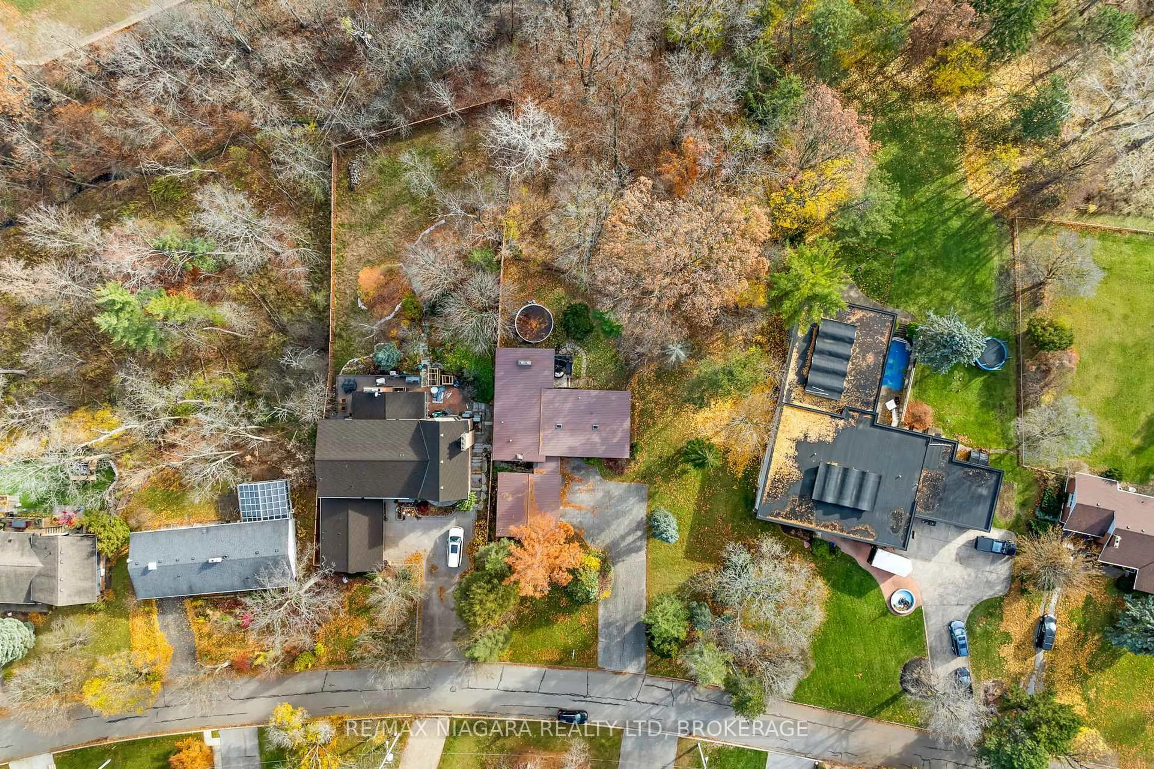 A pic from outside/outdoor area/front of a property/back of a property/a pic from drone, street for 103 Riverview Blvd, St. Catharines Ontario L2T 3M3