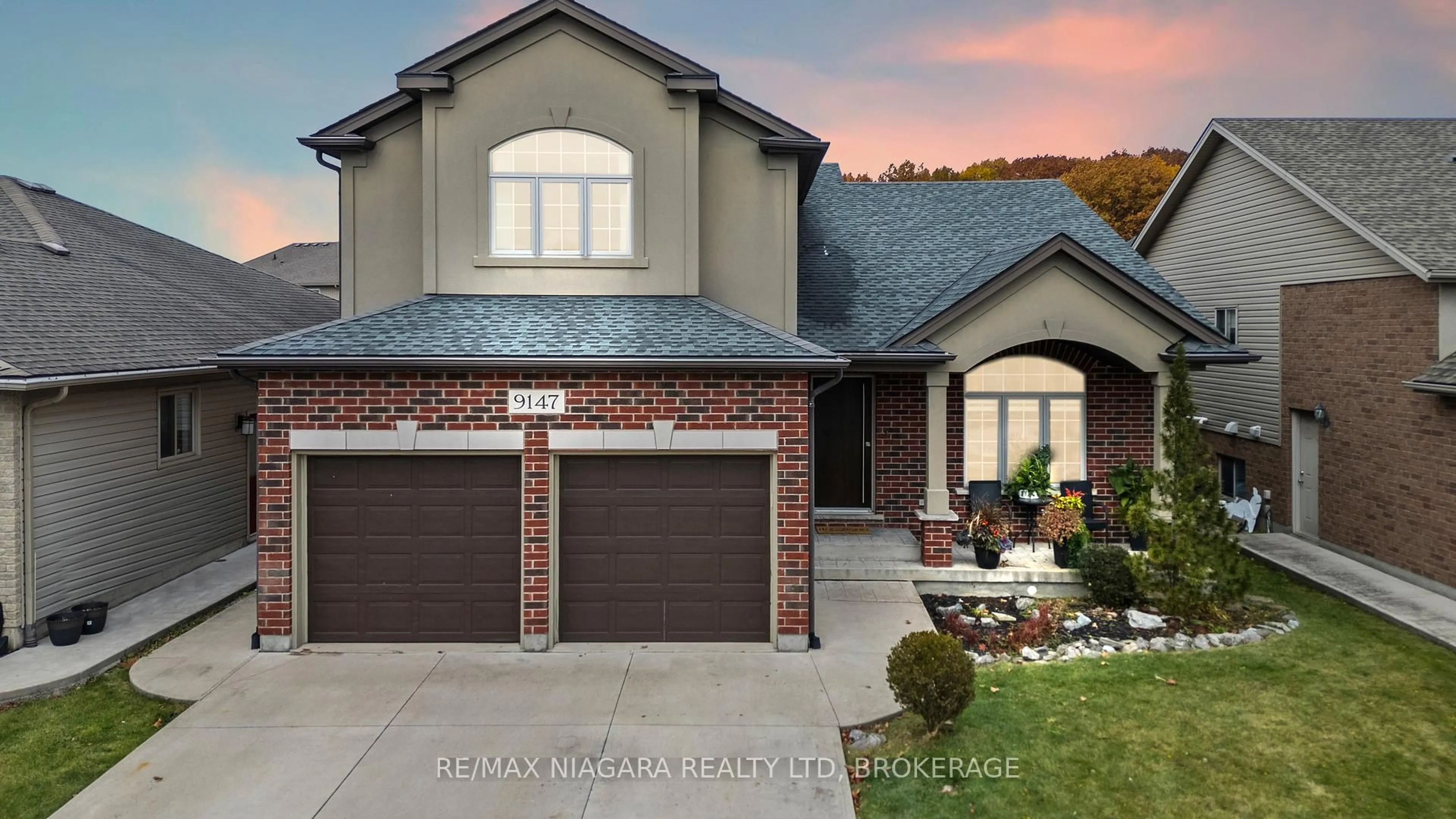Home with brick exterior material, street for 9147 HENDERSHOT Blvd, Niagara Falls Ontario L2H 0E3