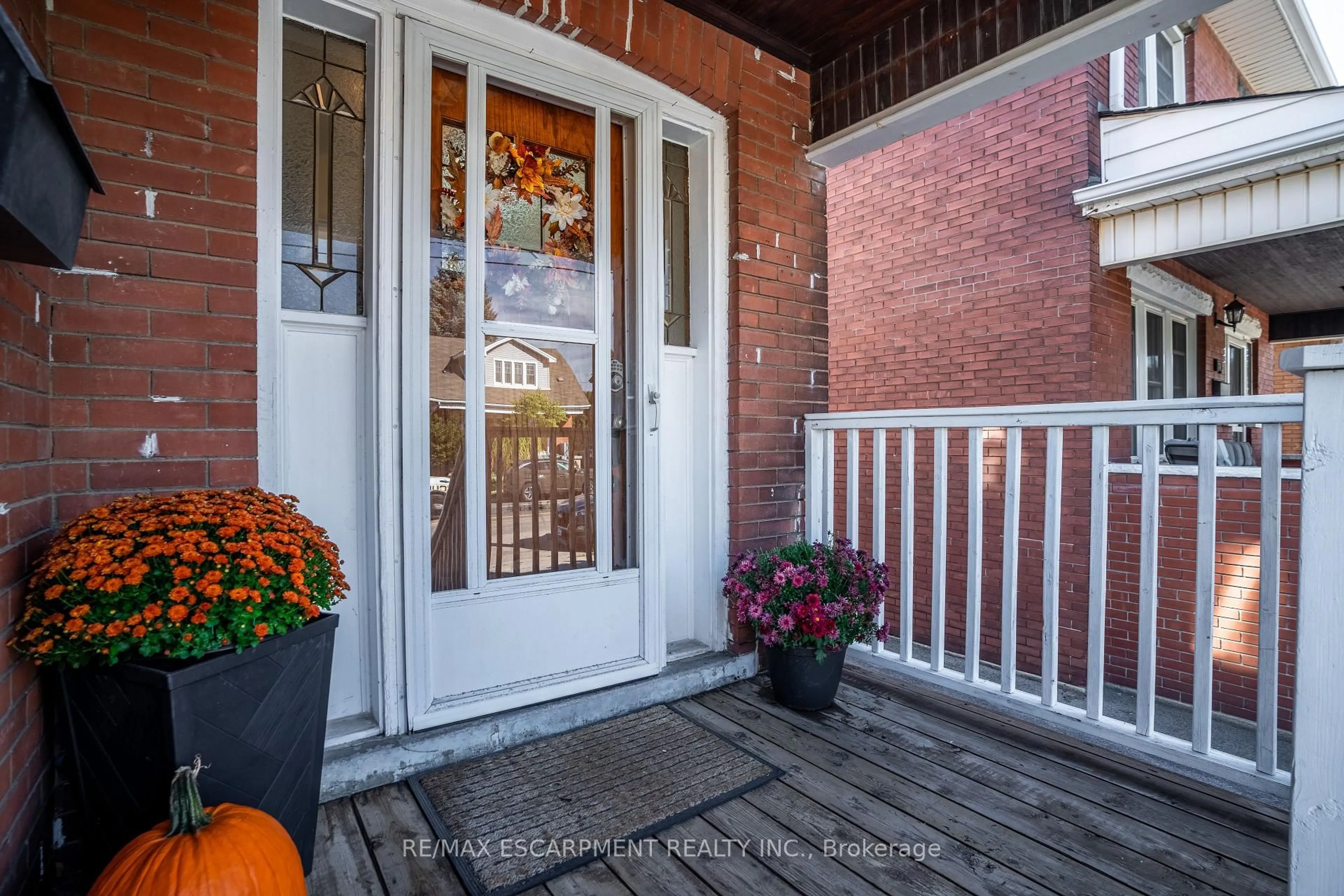 Indoor entryway for 73 Kenilworth Ave, Hamilton Ontario L8K 2T1