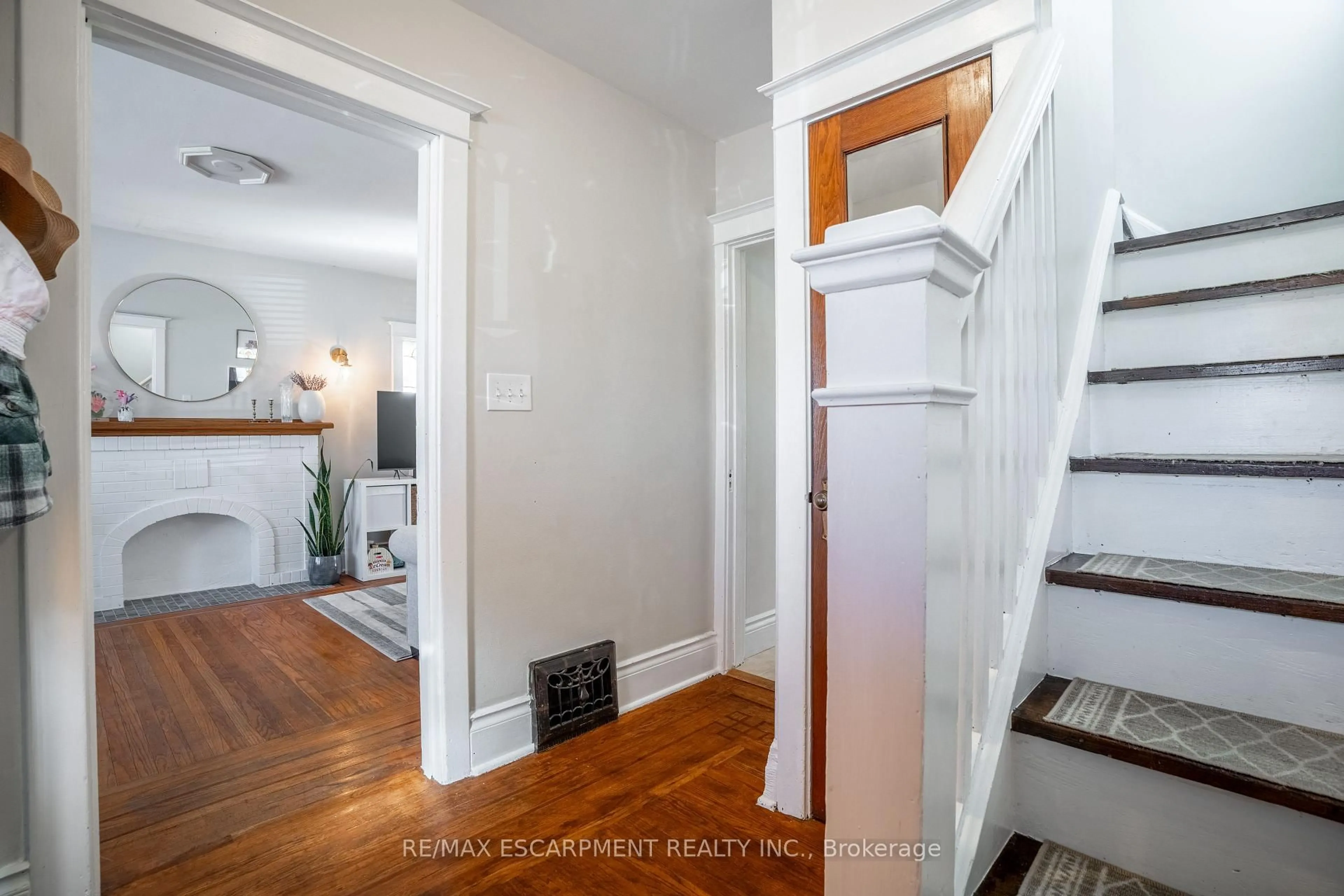 Indoor entryway for 73 Kenilworth Ave, Hamilton Ontario L8K 2T1