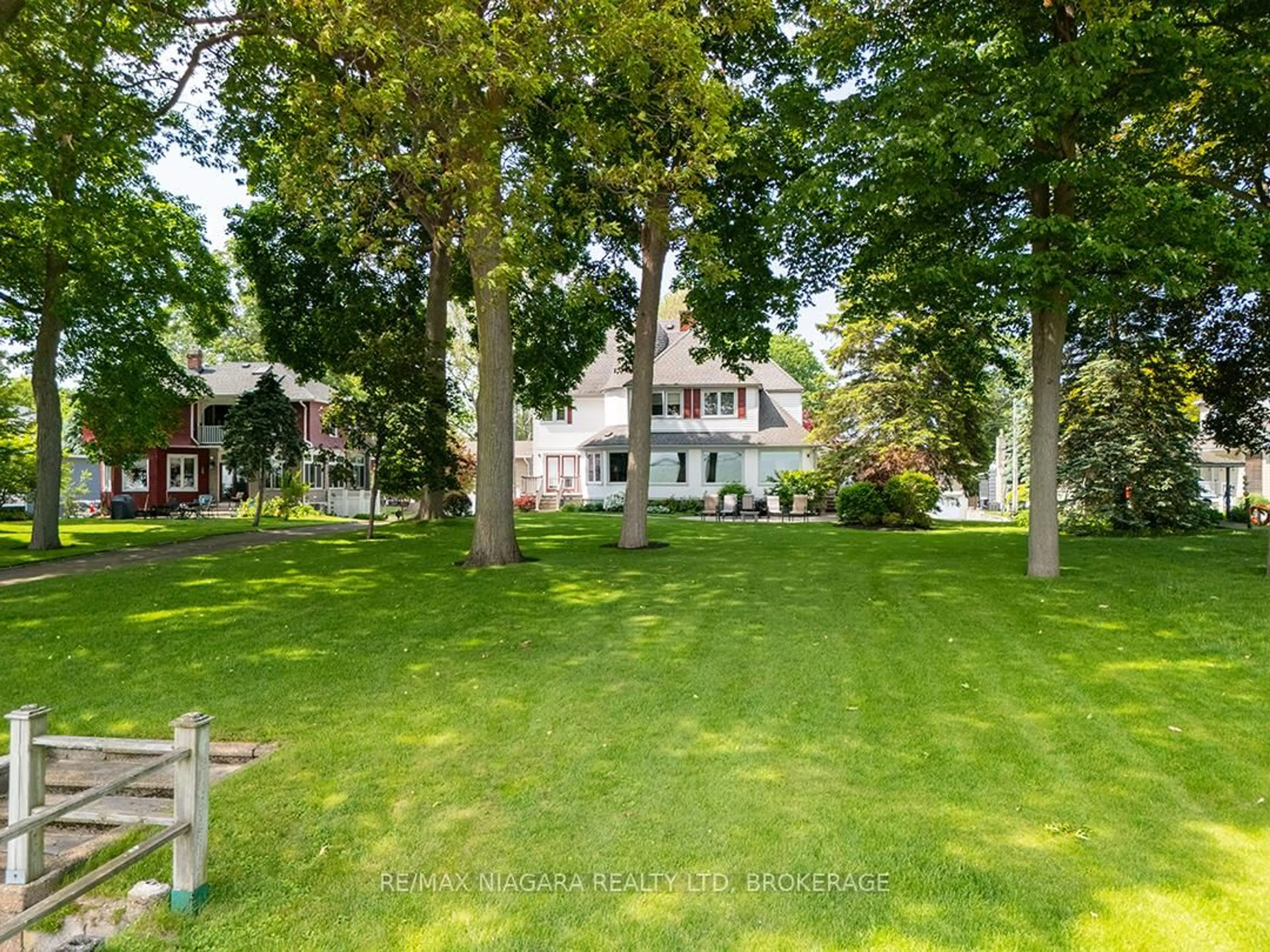 A pic from outside/outdoor area/front of a property/back of a property/a pic from drone, street for 101 Tennessee Ave, Port Colborne Ontario L3K 2R8