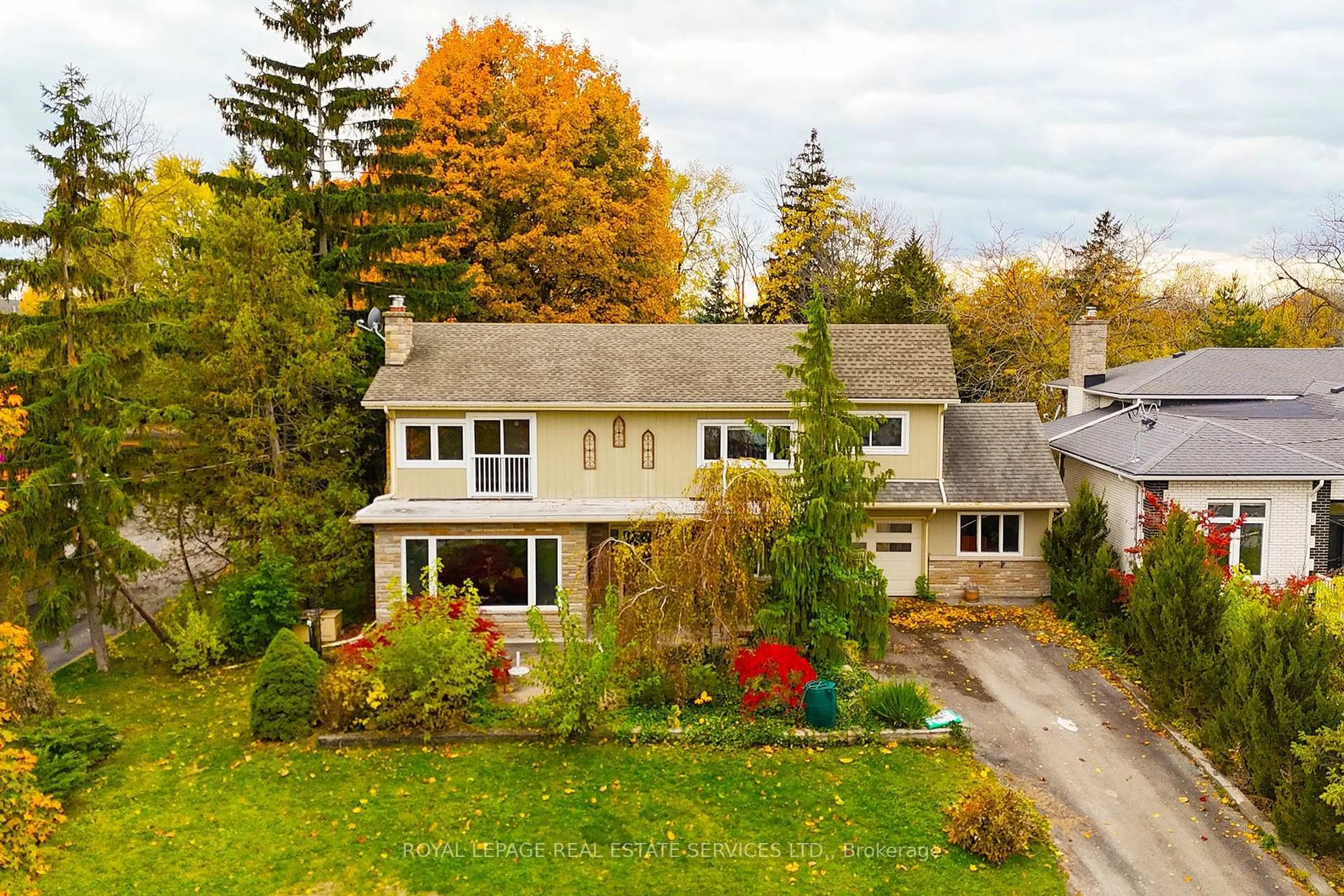 A pic from outside/outdoor area/front of a property/back of a property/a pic from drone, street for 411 Niagara Blvd, Fort Erie Ontario L2A 3H2