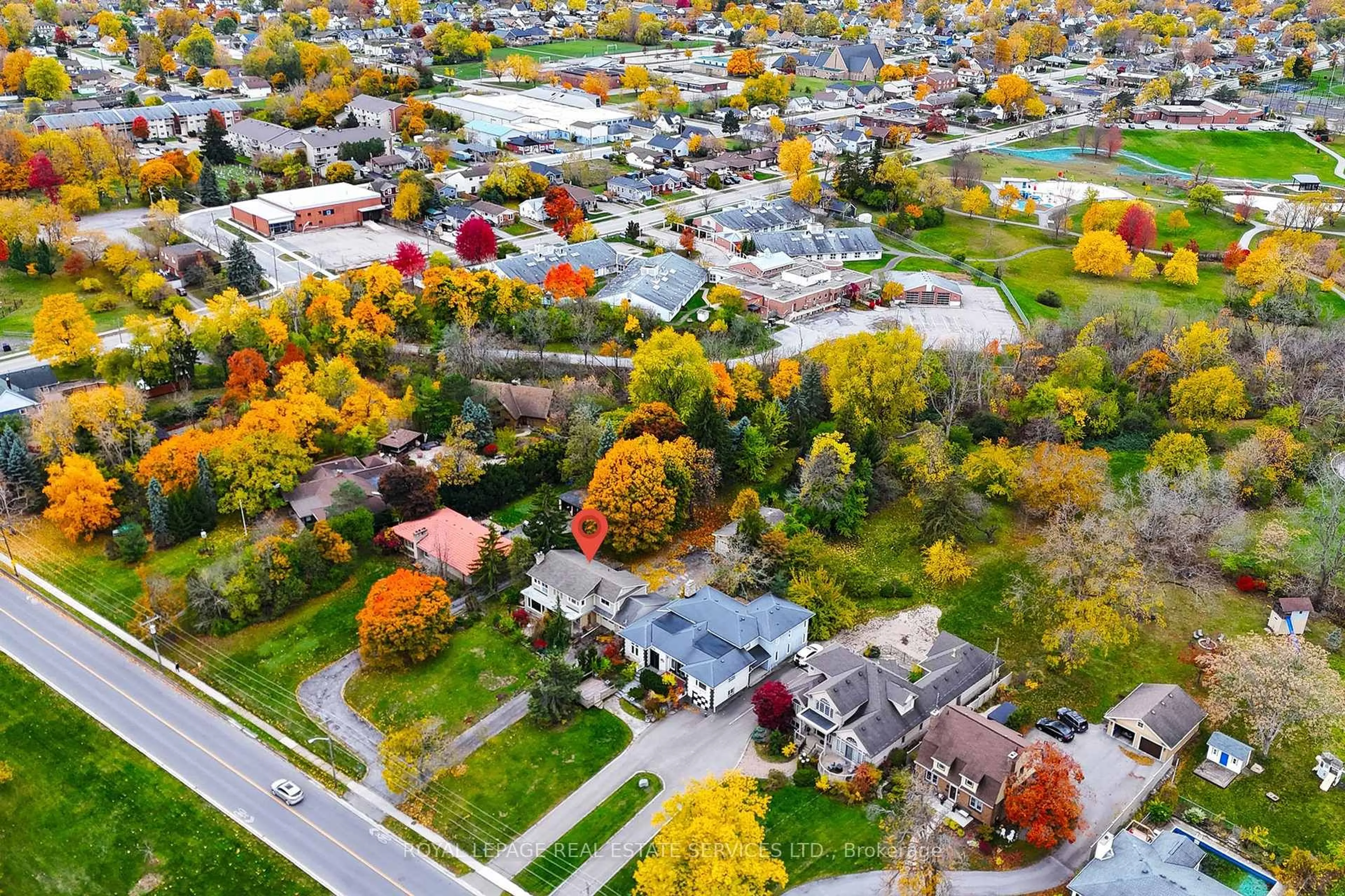A pic from outside/outdoor area/front of a property/back of a property/a pic from drone, street for 411 Niagara Blvd, Fort Erie Ontario L2A 3H2