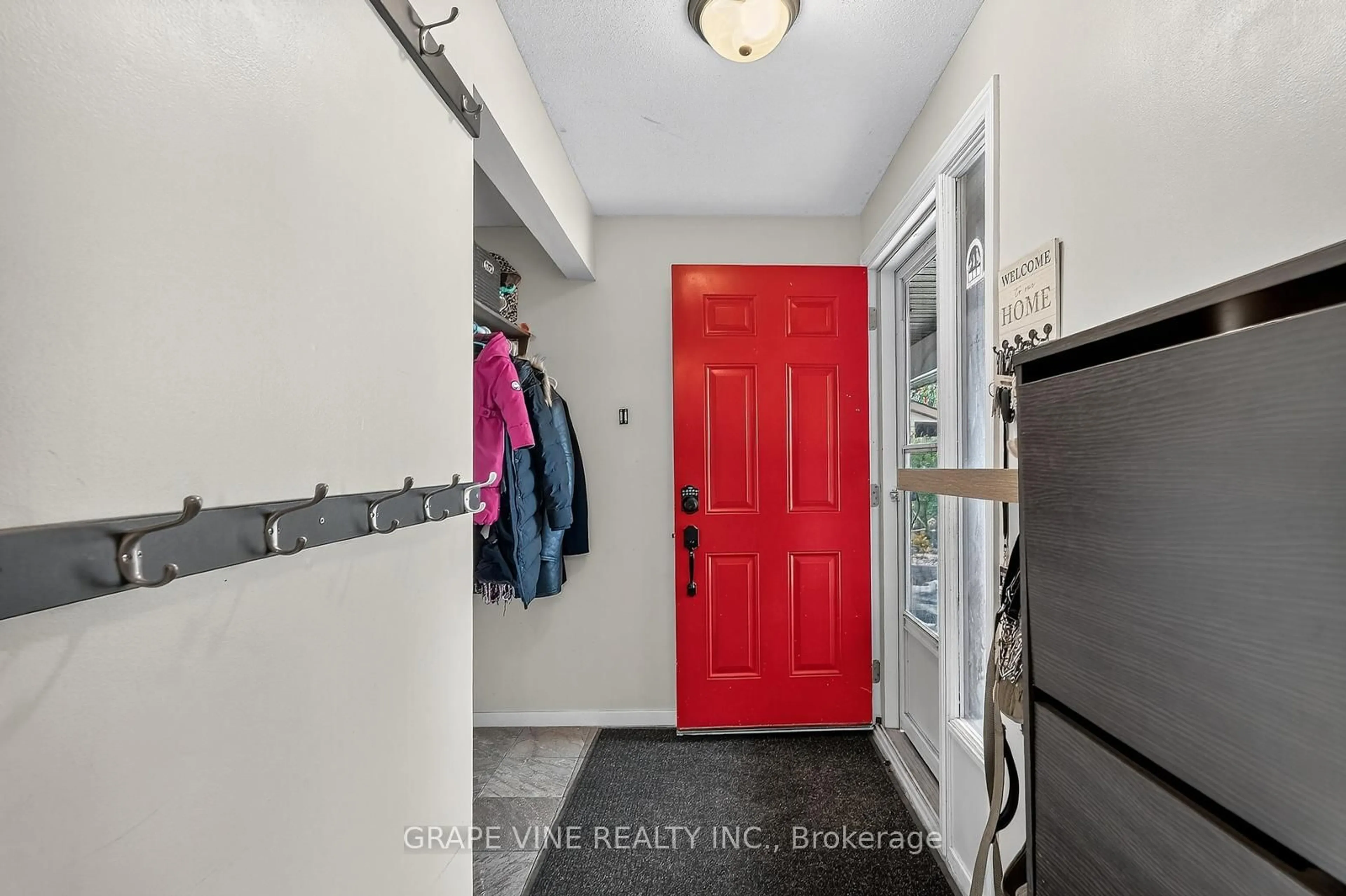 Indoor entryway for 24 Lansfield Way, Ottawa Ontario K2G 3V8