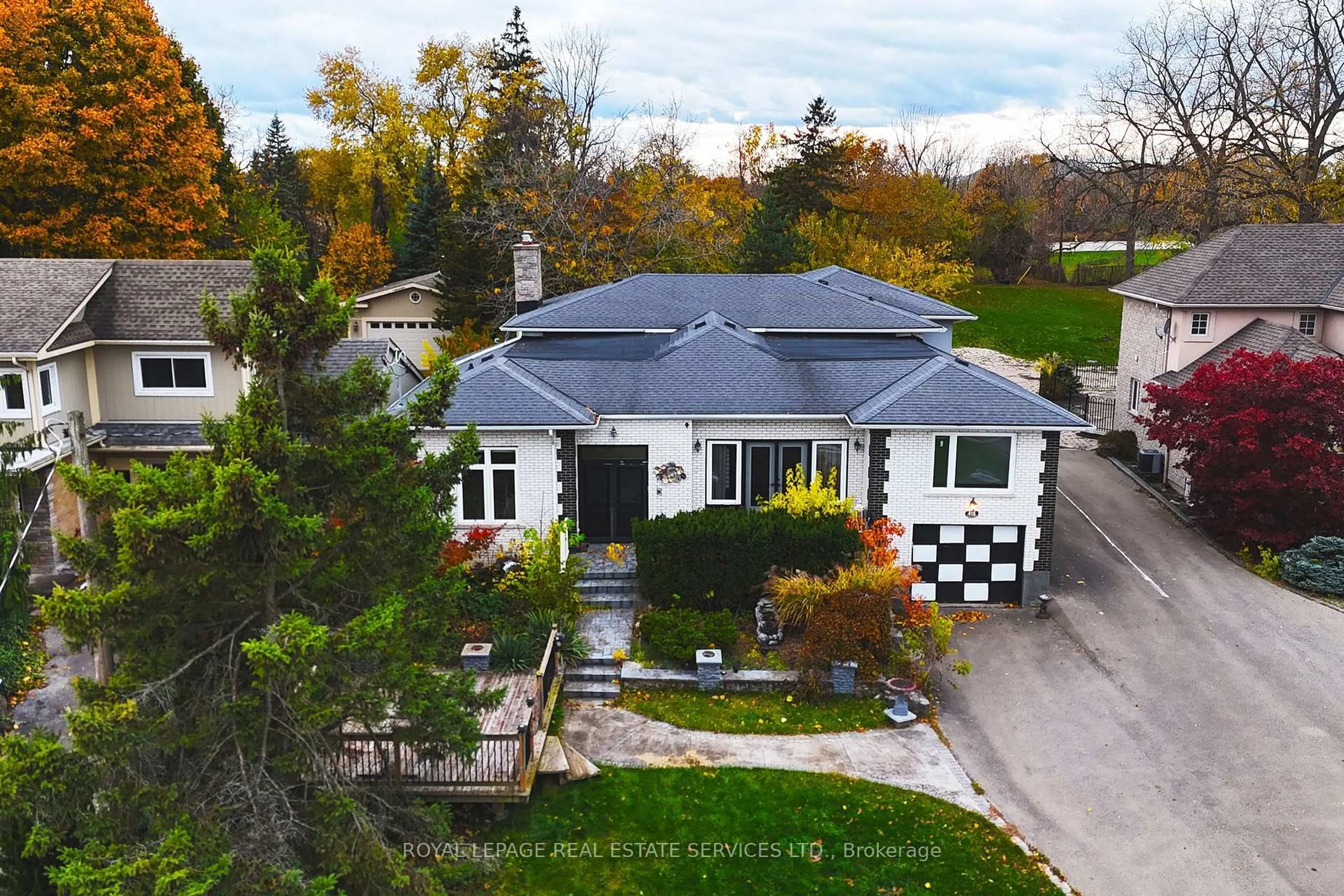 A pic from outside/outdoor area/front of a property/back of a property/a pic from drone, street for 415 Niagara Blvd, Fort Erie Ontario L2A 3H2