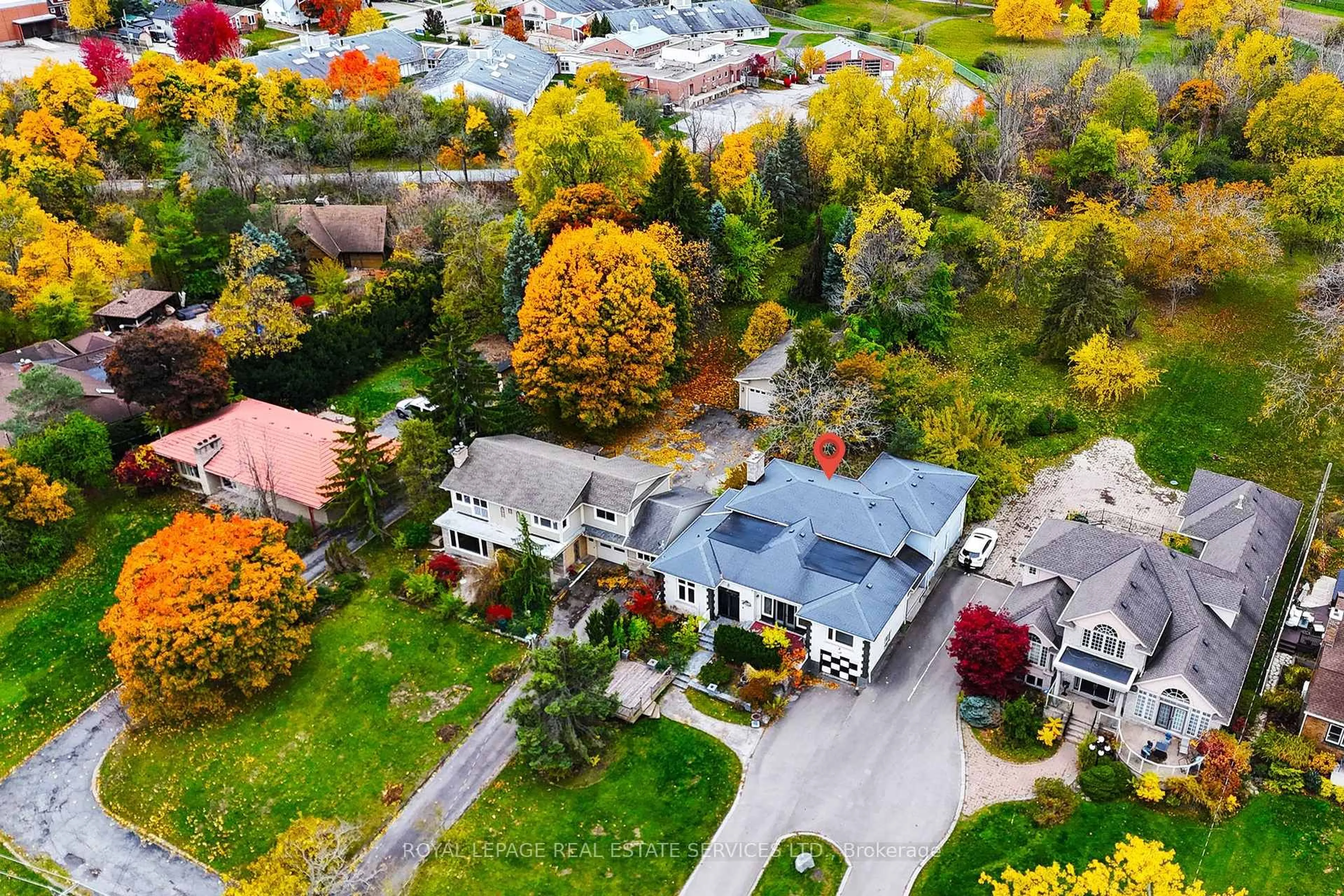A pic from outside/outdoor area/front of a property/back of a property/a pic from drone, street for 415 Niagara Blvd, Fort Erie Ontario L2A 3H2