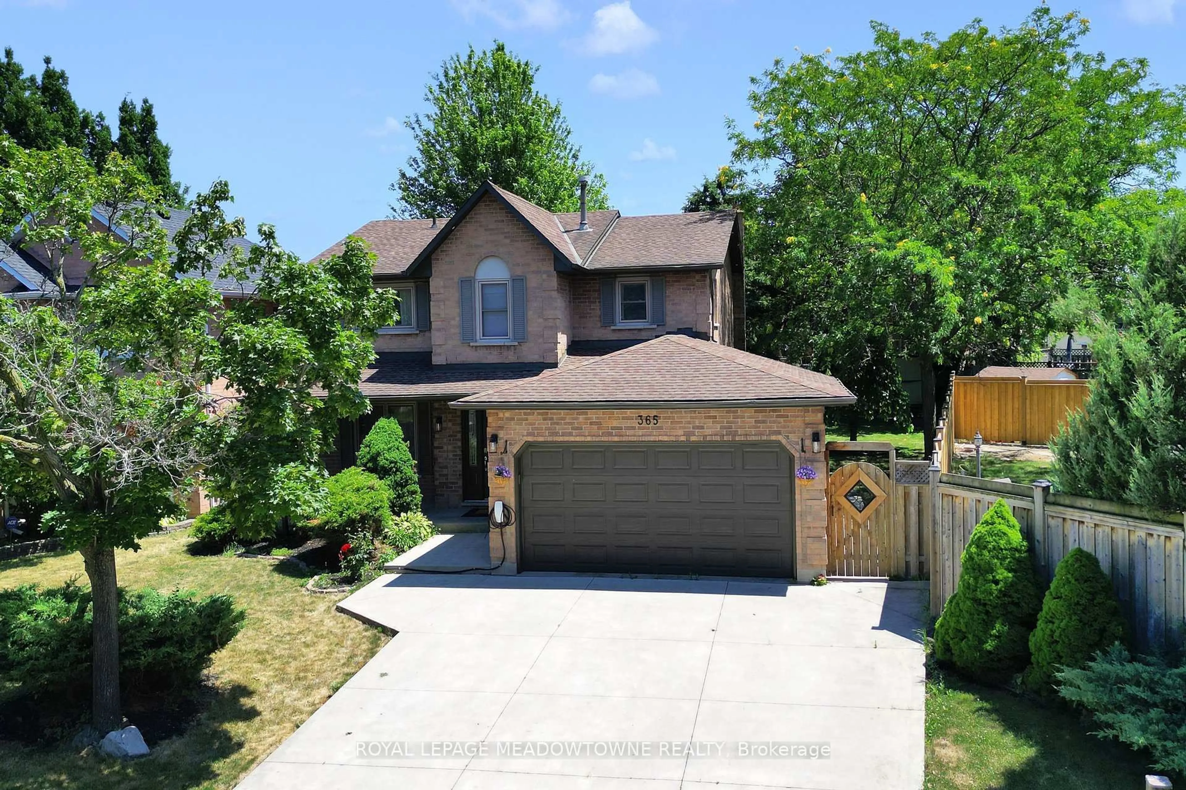 A pic from outside/outdoor area/front of a property/back of a property/a pic from drone, street for 365 Celtic Dr, Hamilton Ontario L8E 4N1