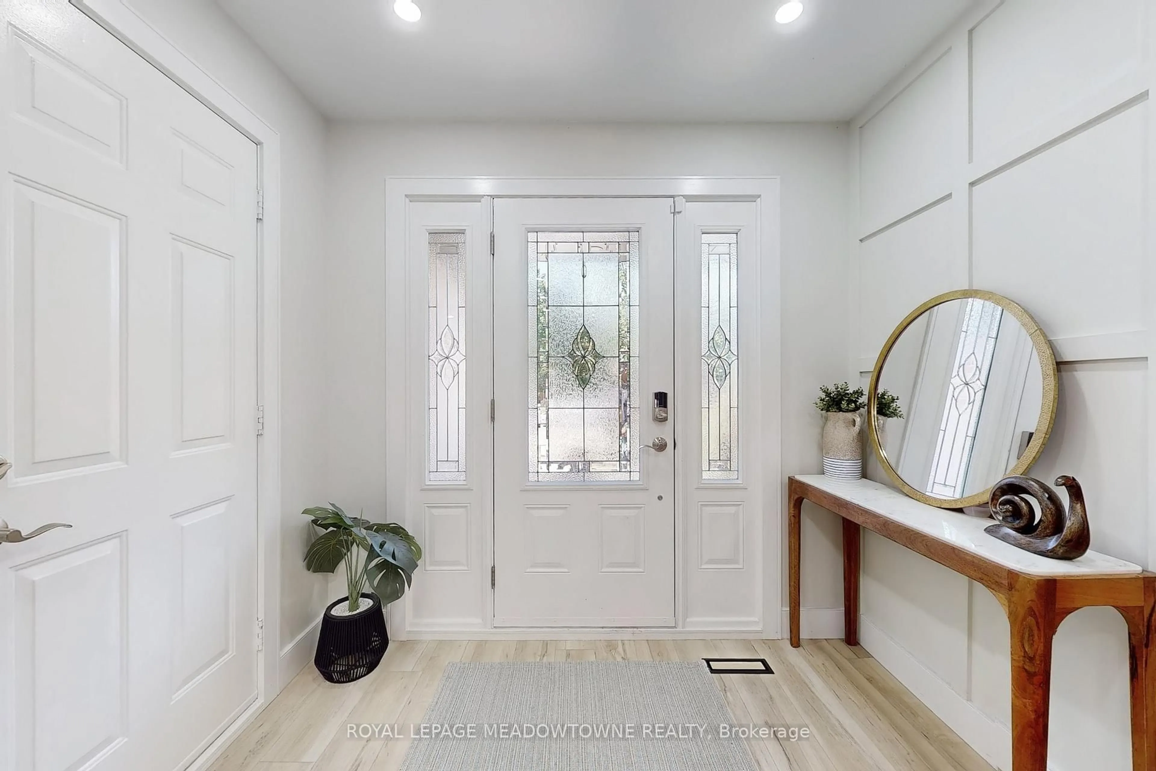 Indoor entryway for 365 Celtic Dr, Hamilton Ontario L8E 4N1